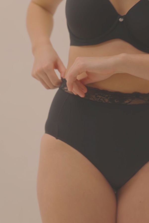 Culotte gainante noire avec détails en dentelle