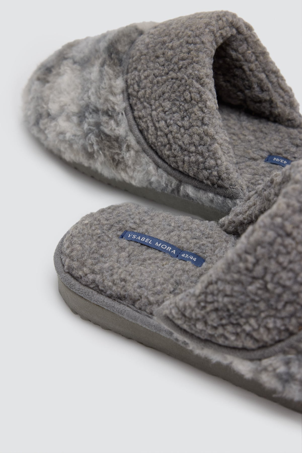 Zapatillas de casa contrastadas borreguito y pelo gris