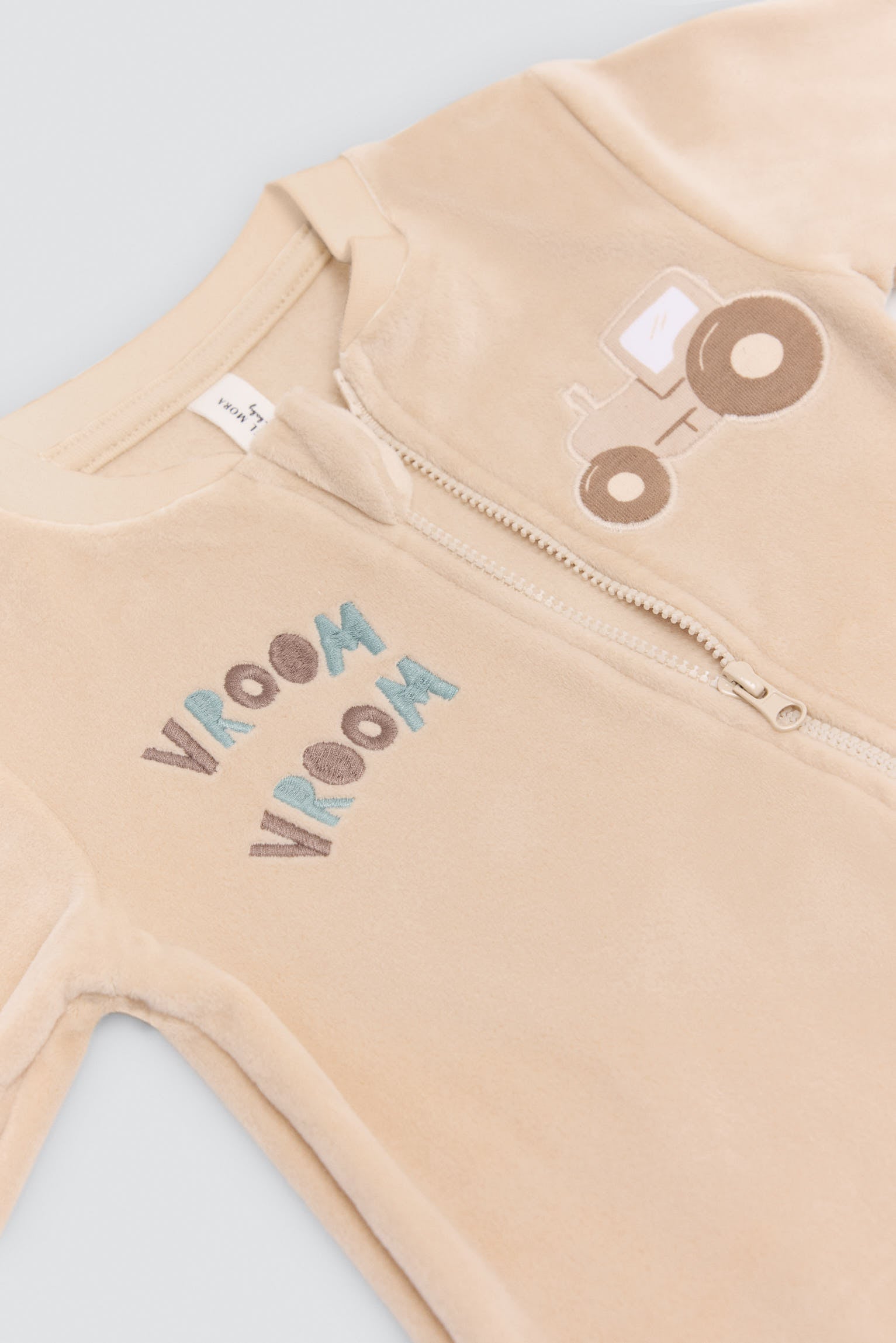 Pelele bebé terciopelo cremallera detalles bordados estampado tractor - Ysabel Mora