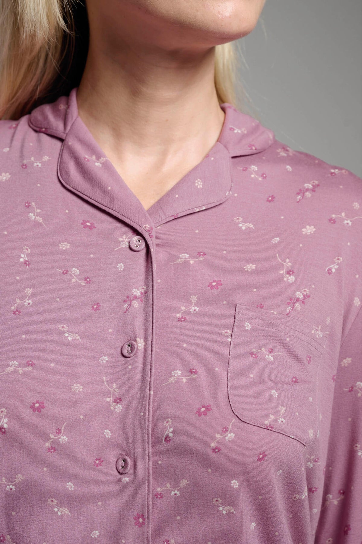 26201-pijama-largo-ligero-mujer-camisero-pequenas-flores-rosa