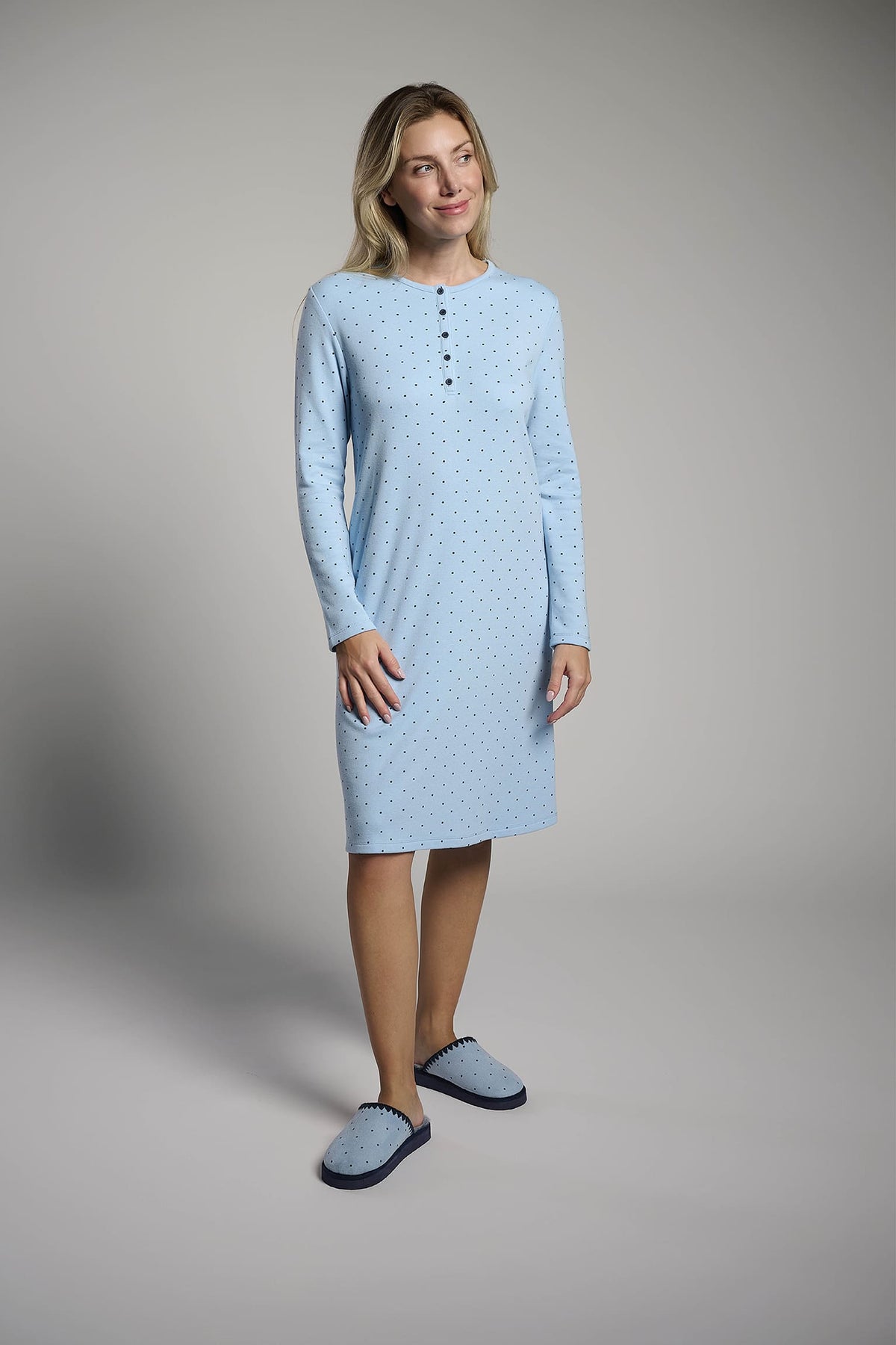 26205-camison-afelpado-mujer-estampado-lunares-azul