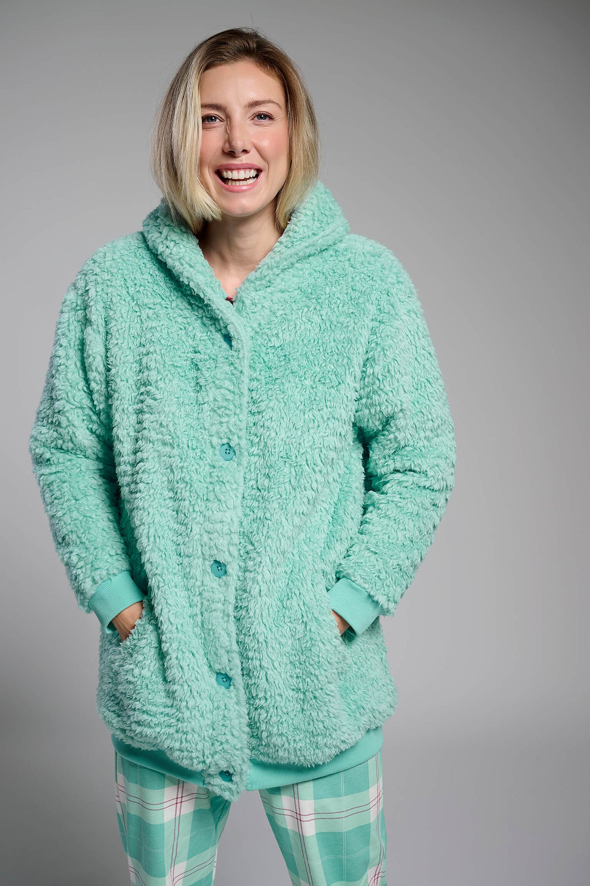 Bata corta polar de borreguito verde para mujer con botones, ropa de casa cálida para otoño e invierno.