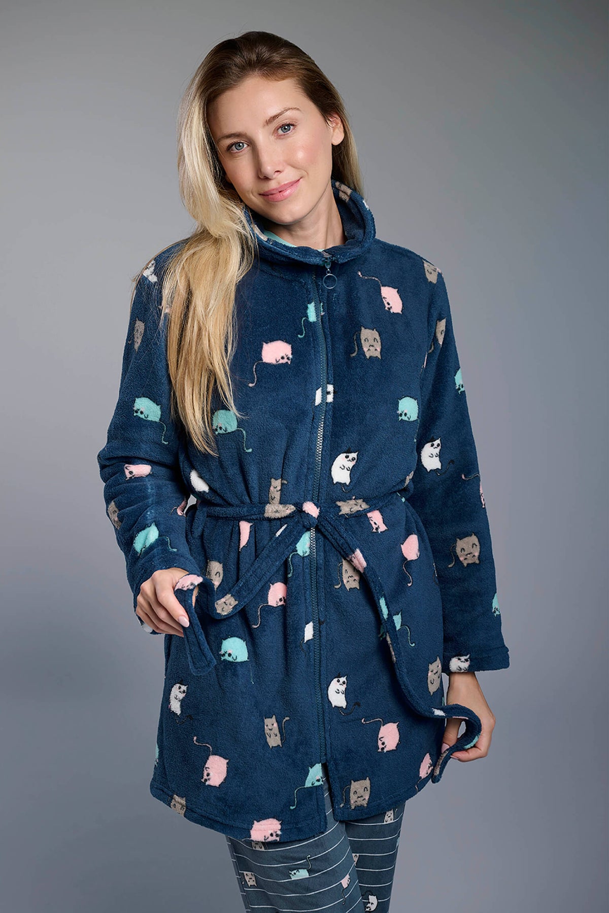 Bata corta de coralina polar azul marino para mujer con estampado de gatos, ropa de casa cálida para otoño e invierno.
