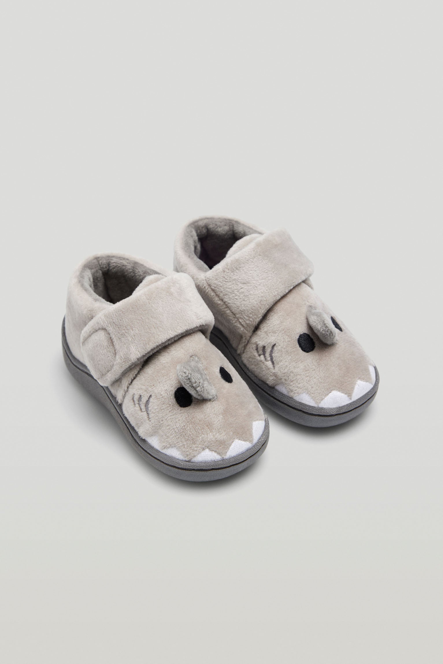 Chaussons bébé gris avec fermeture scratch