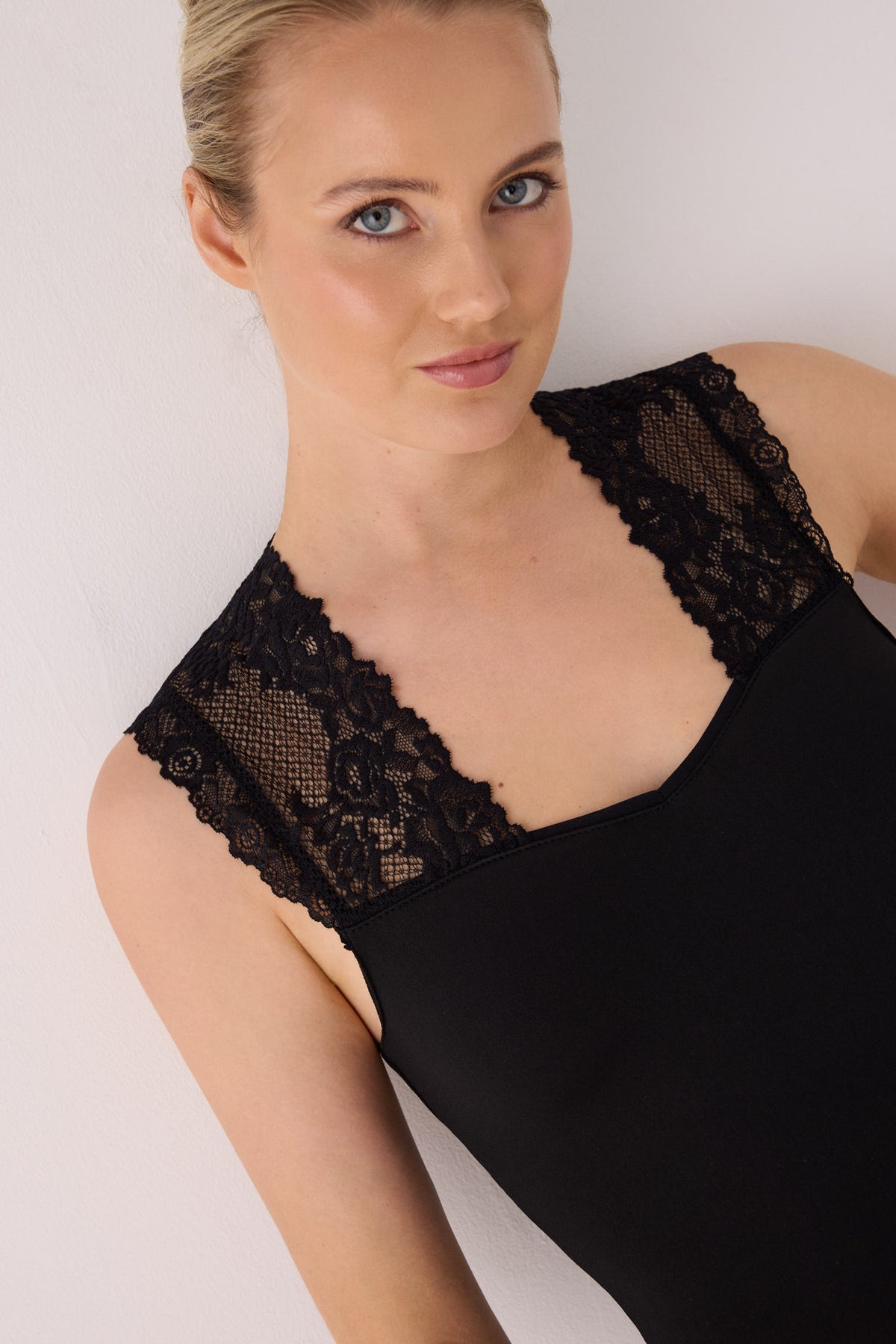 T-shirt sans manches THERMAL pour femme avec dentelle noire