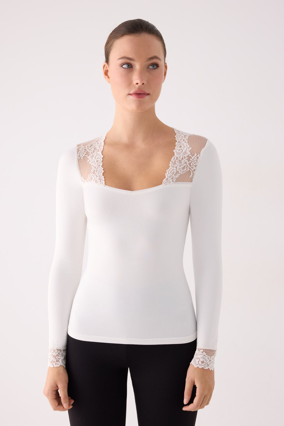 T-shirt thermique à manches longues et col carré pour femme, orné de dentelle ivoire