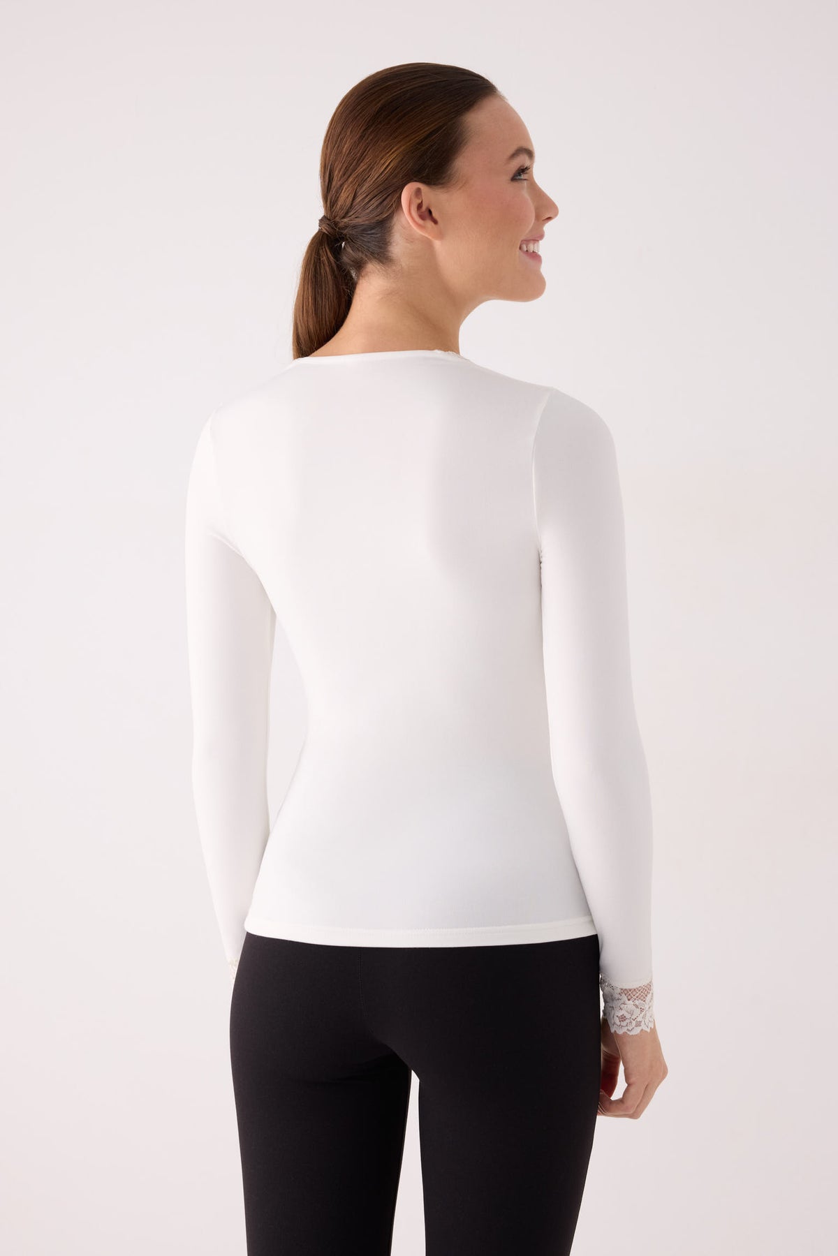 T-shirt thermique à manches longues et col carré pour femme, orné de dentelle ivoire