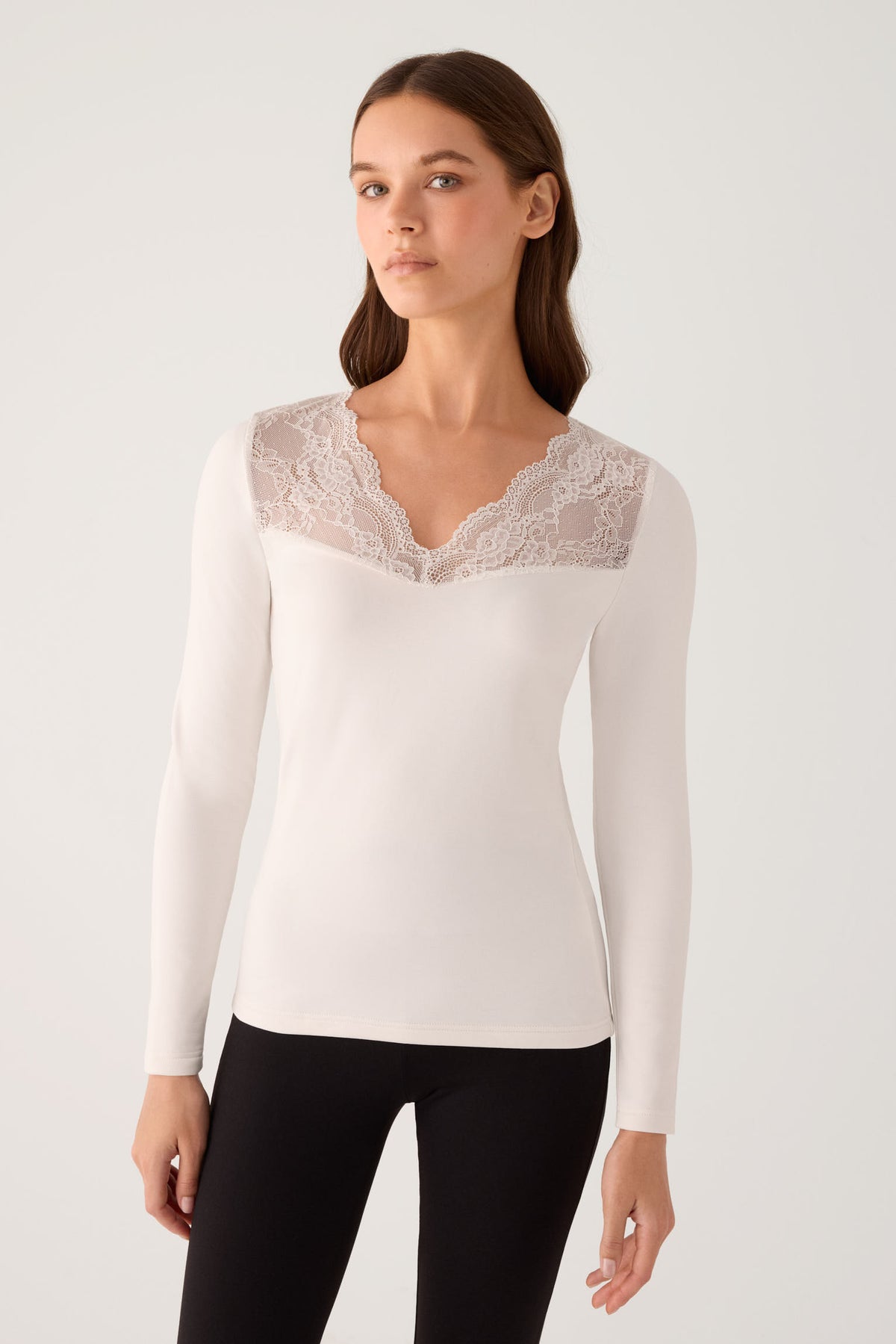 T-shirt thermique à manches longues et col en V pour femme, orné de dentelle ivoire