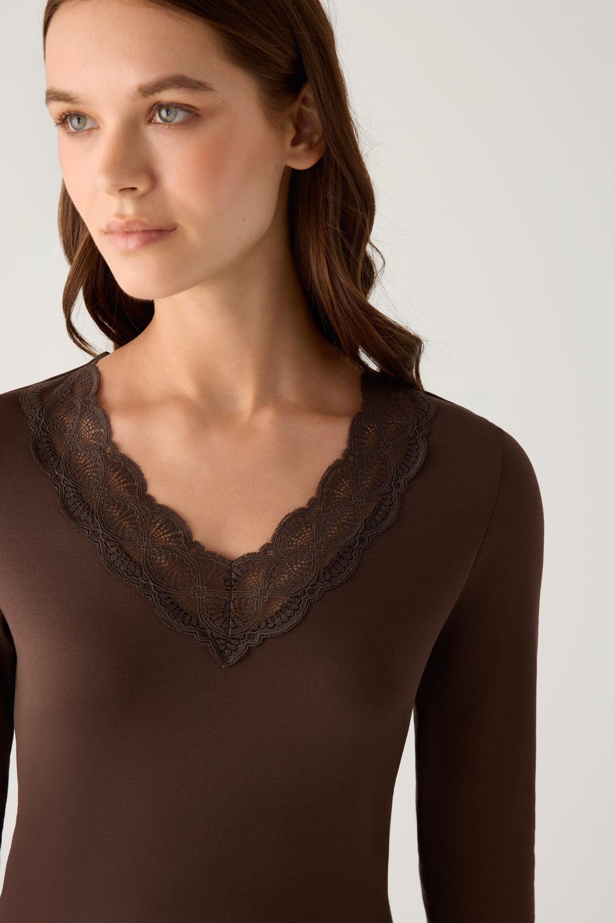 T-shirt à manches longues pour femme THERMAL, marron, orné de dentelle à l'encolure et aux poignets.