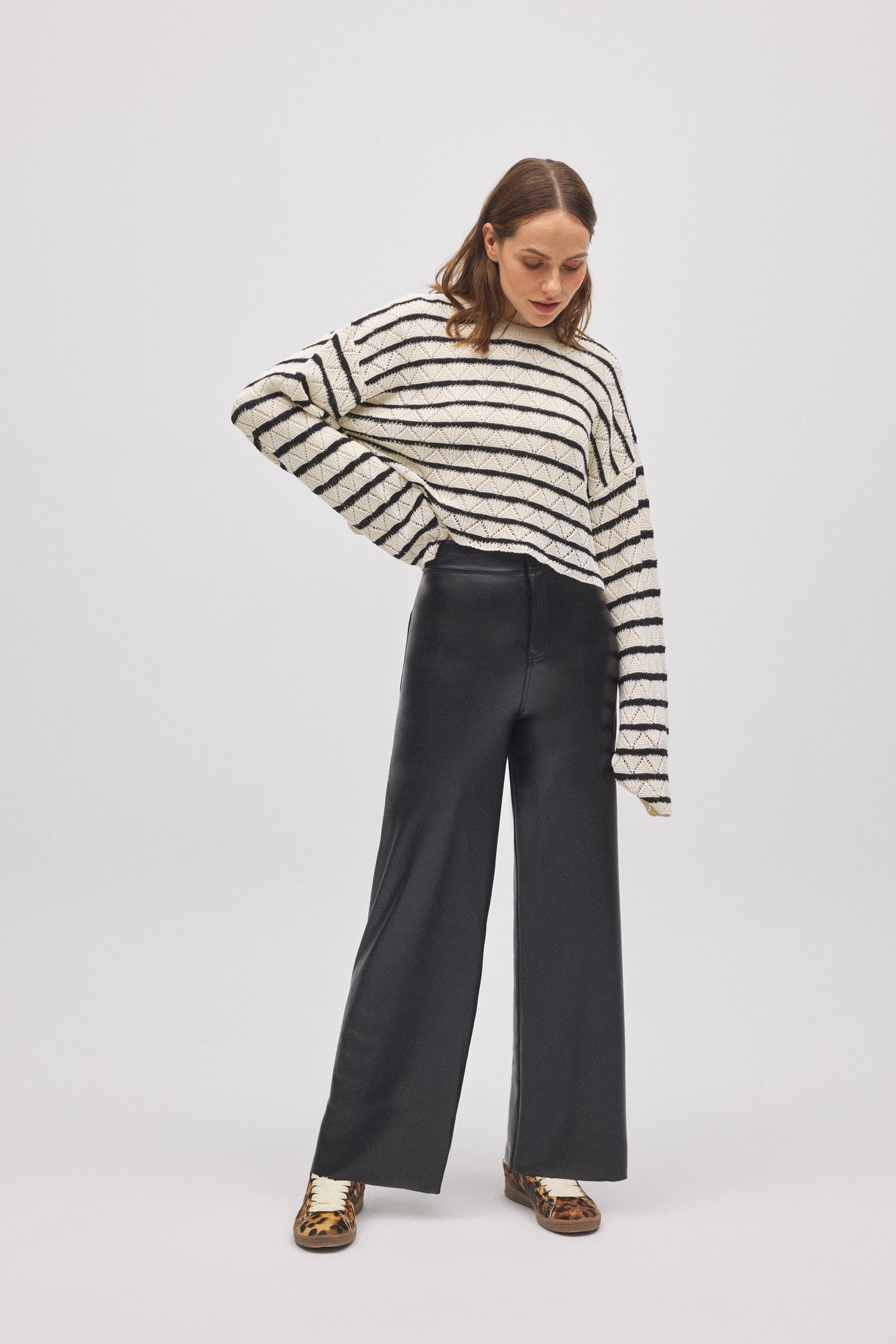 70444-1-pantalon-efecto-piel-wide-negro-ysabel-mora