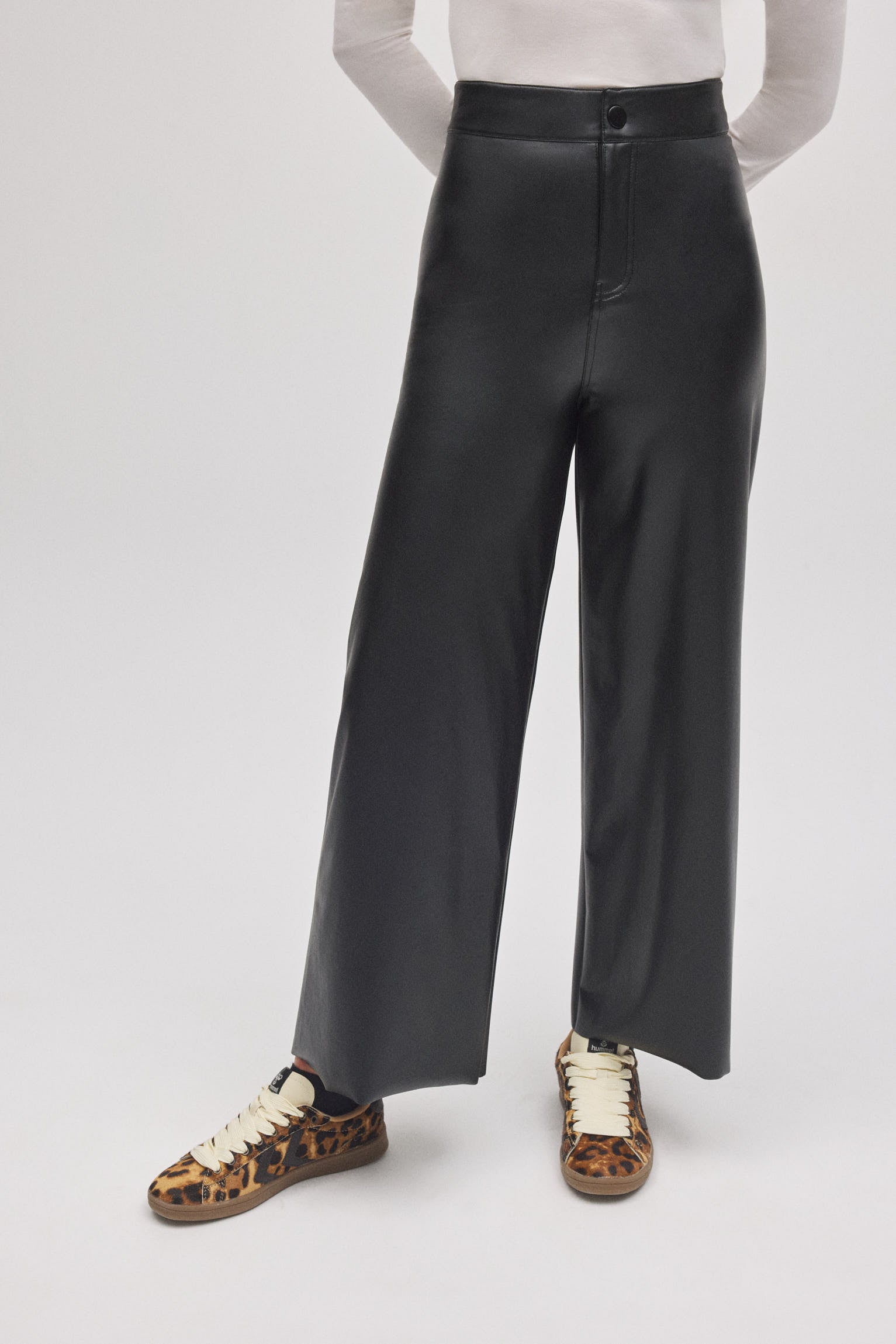 70444-2-pantalon-efecto-piel-wide-negro-ysabel-mora