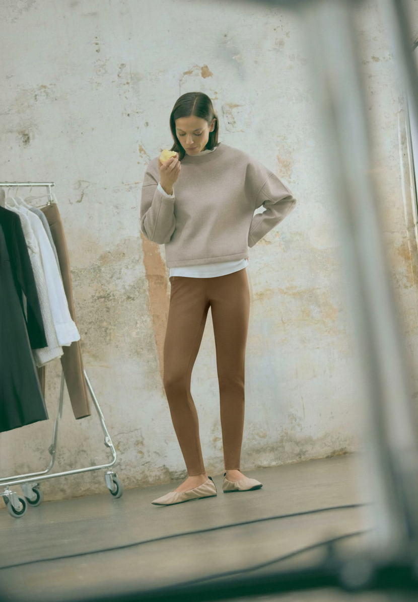 Leggings effet métallisé et pull marron