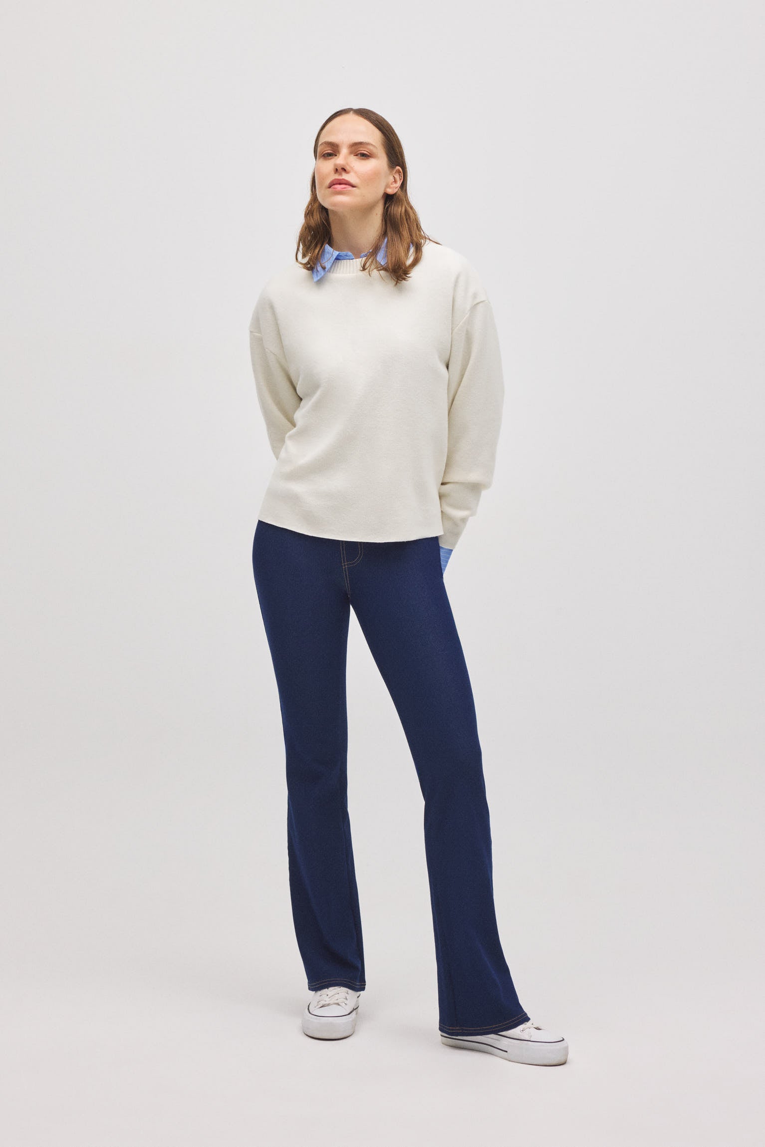 70457-1-pantalones-vaqueros-elasticos-flare-marino-ysabel-mora