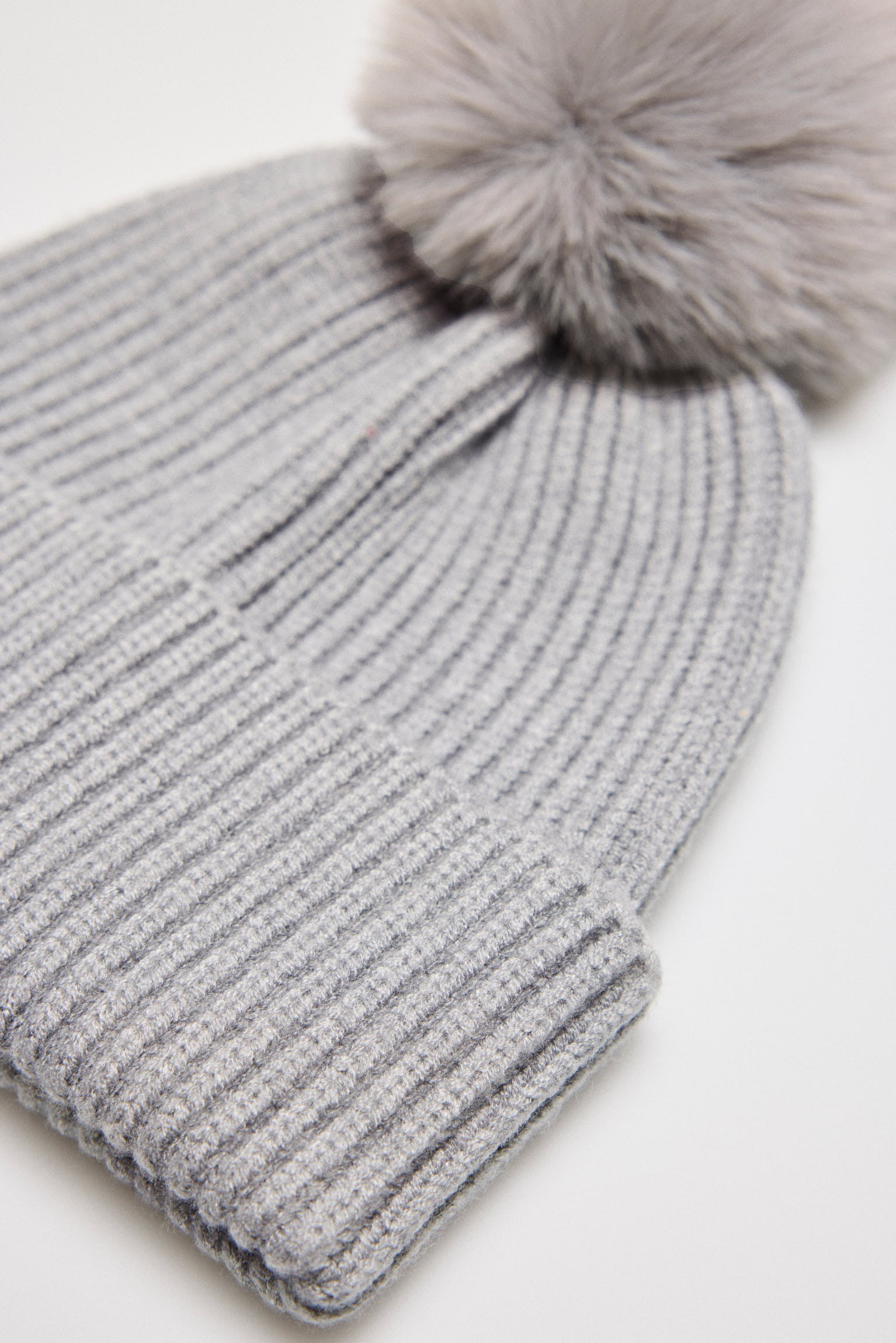 70653-4-gorro-pompon-mujer-ysabel-mora - Gris