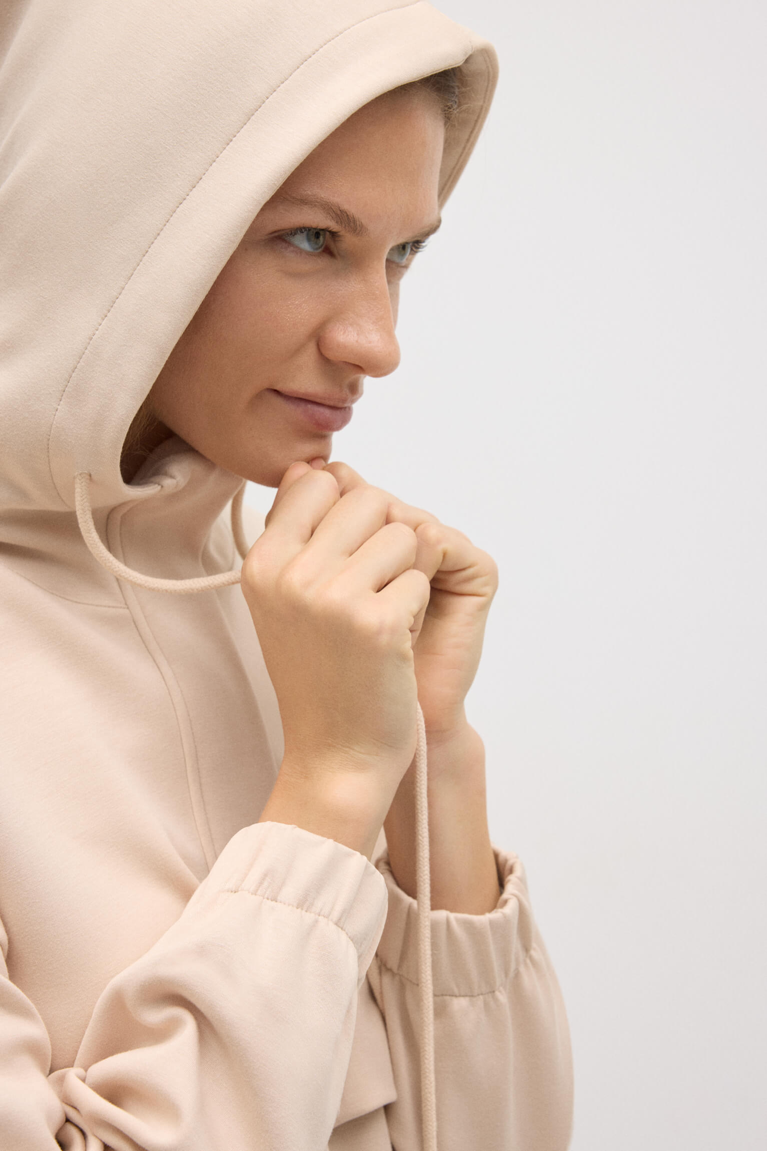 70675-4-sudadera-con-capucha-fluida-marfil