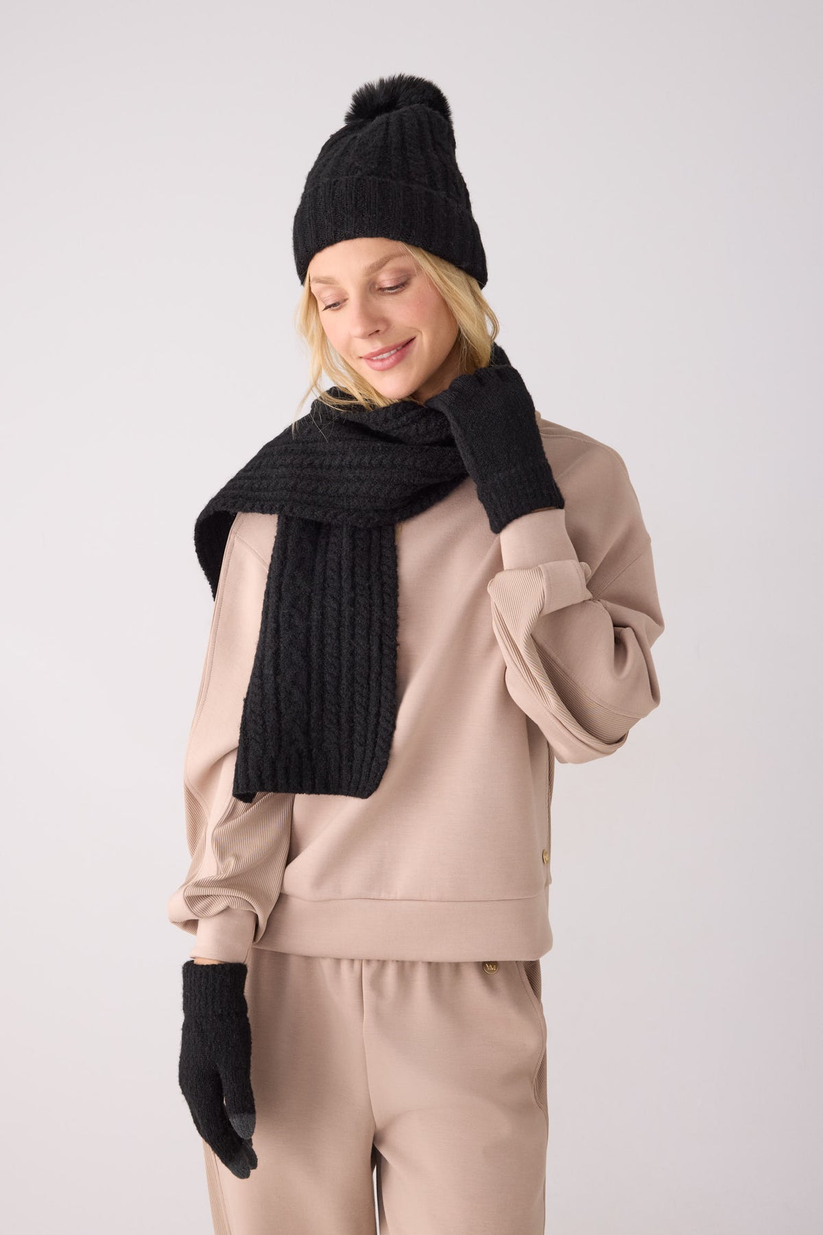 Gorro de punto para mujer detalle pompón forro polar negro