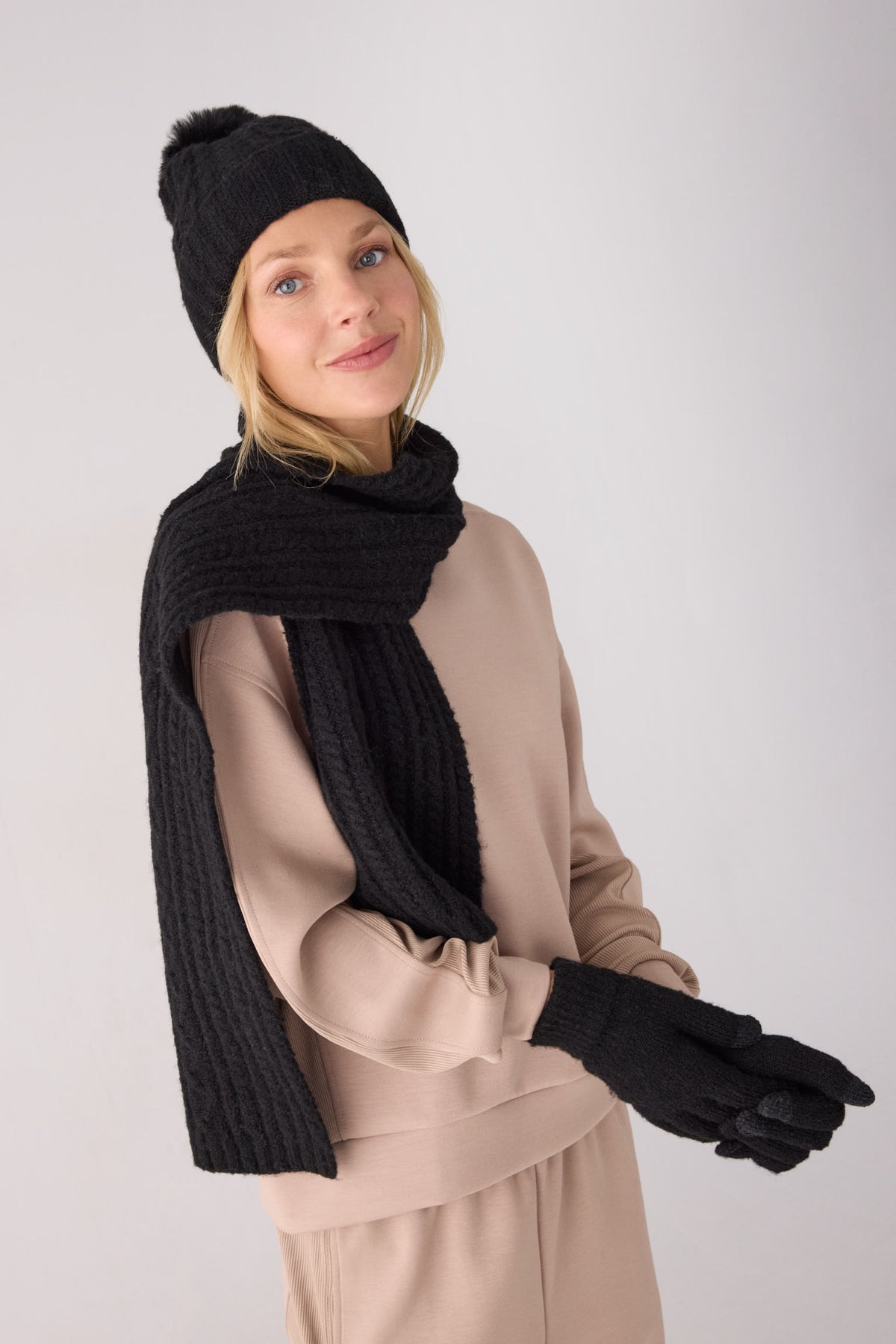 Gorro de punto para mujer detalle pompón forro polar negro