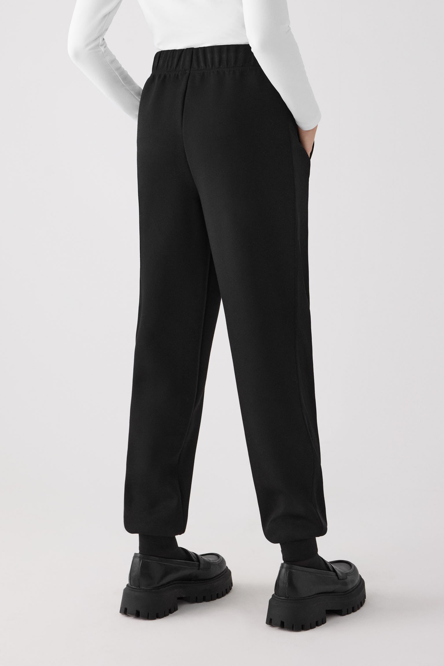 70748-black-pantalones-comodos-jogger-afelpados-tiro-alto-canale-negro