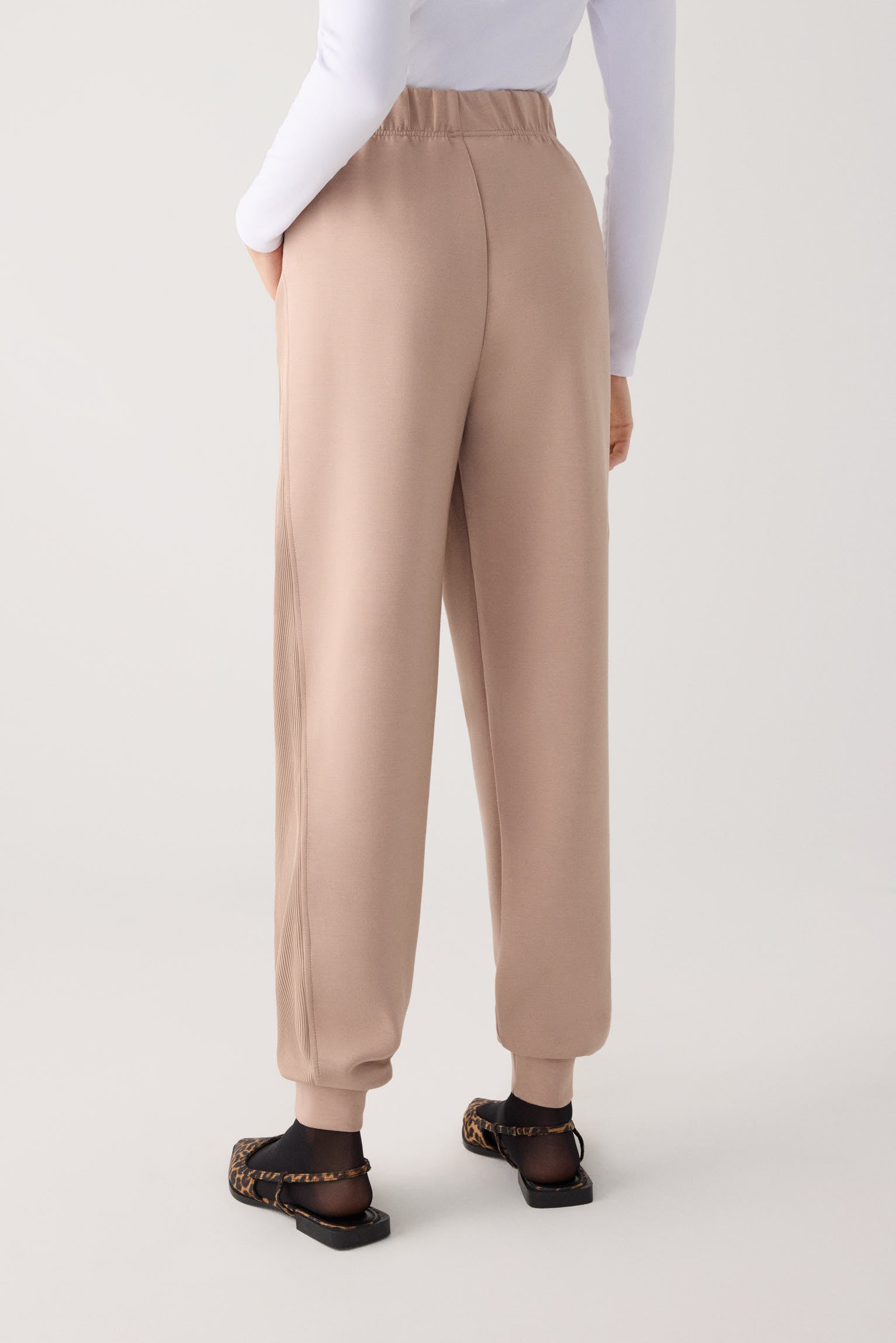 70748-taupe-pantalones-comodos-jogger-afelpados-tiro-alto-canale-beige