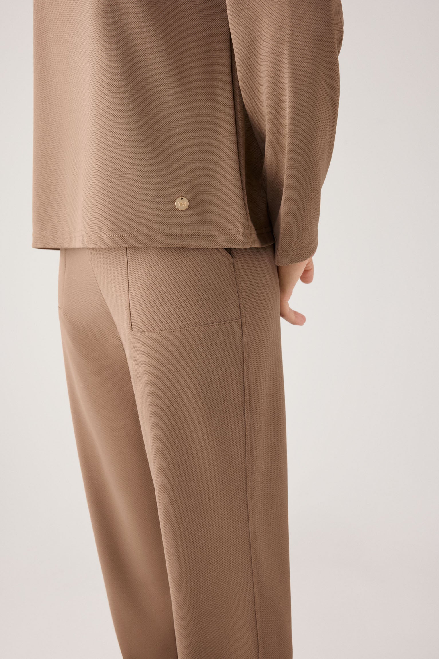 70749-khaki-medio-jersey-comodo-textura-pique-cuello-alto-camel