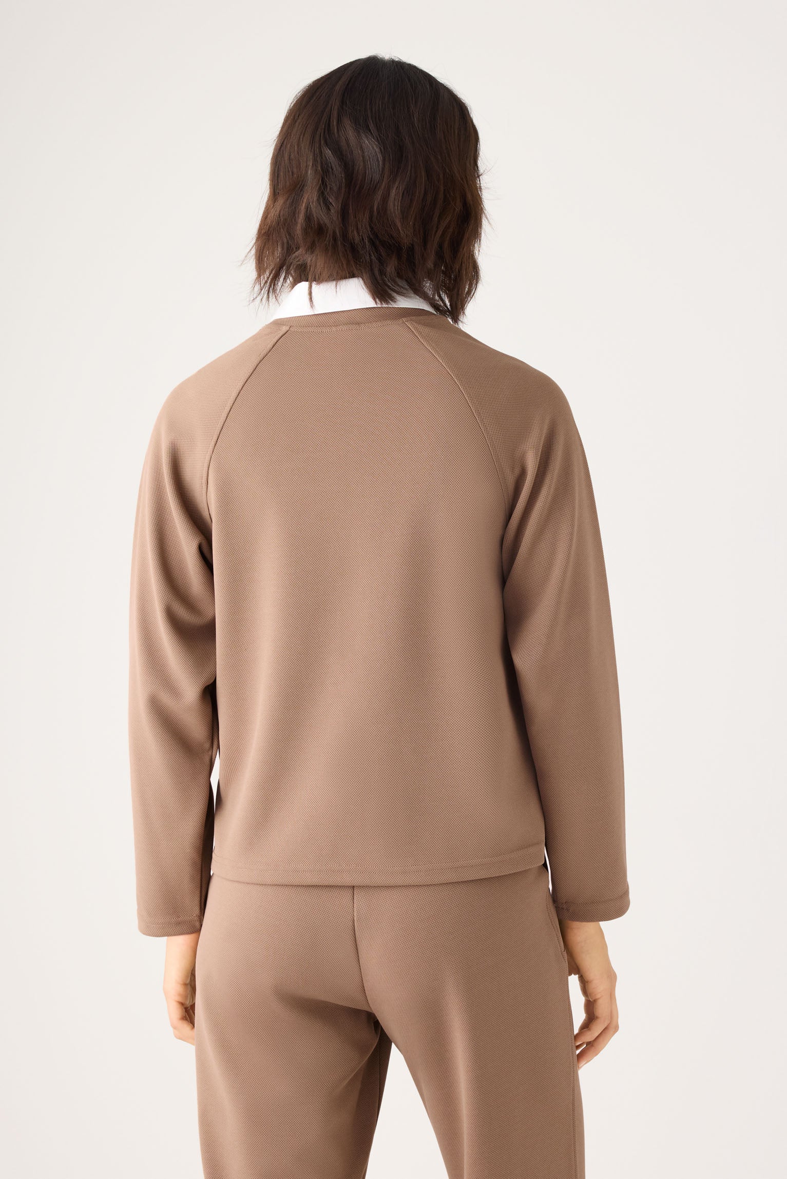 70750-khaki-medio-jersey-comodo-textura-pique-cuello-redondo-manga-raglan-camel