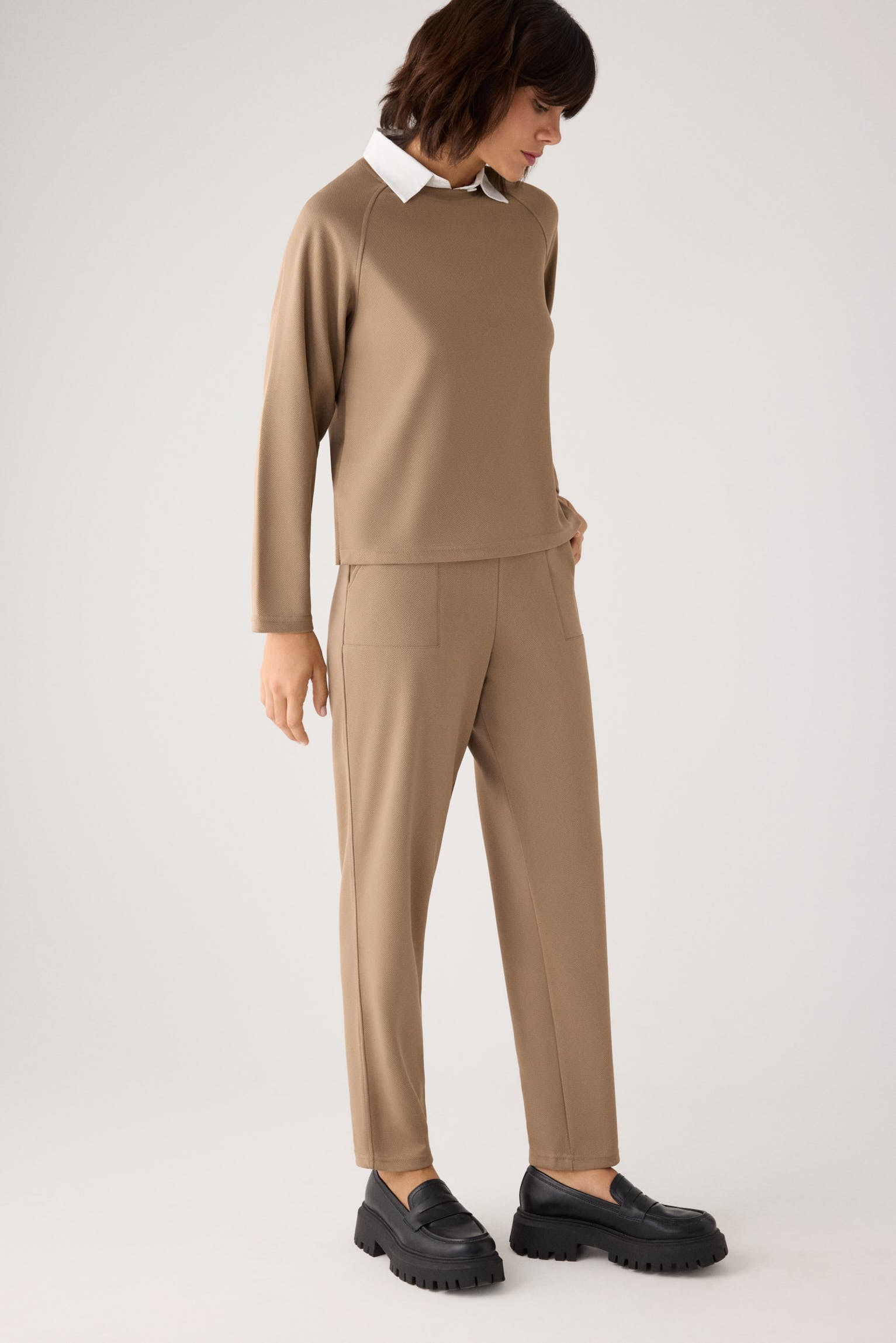 70750-khaki-medio-jersey-comodo-textura-pique-cuello-redondo-manga-raglan-camel
