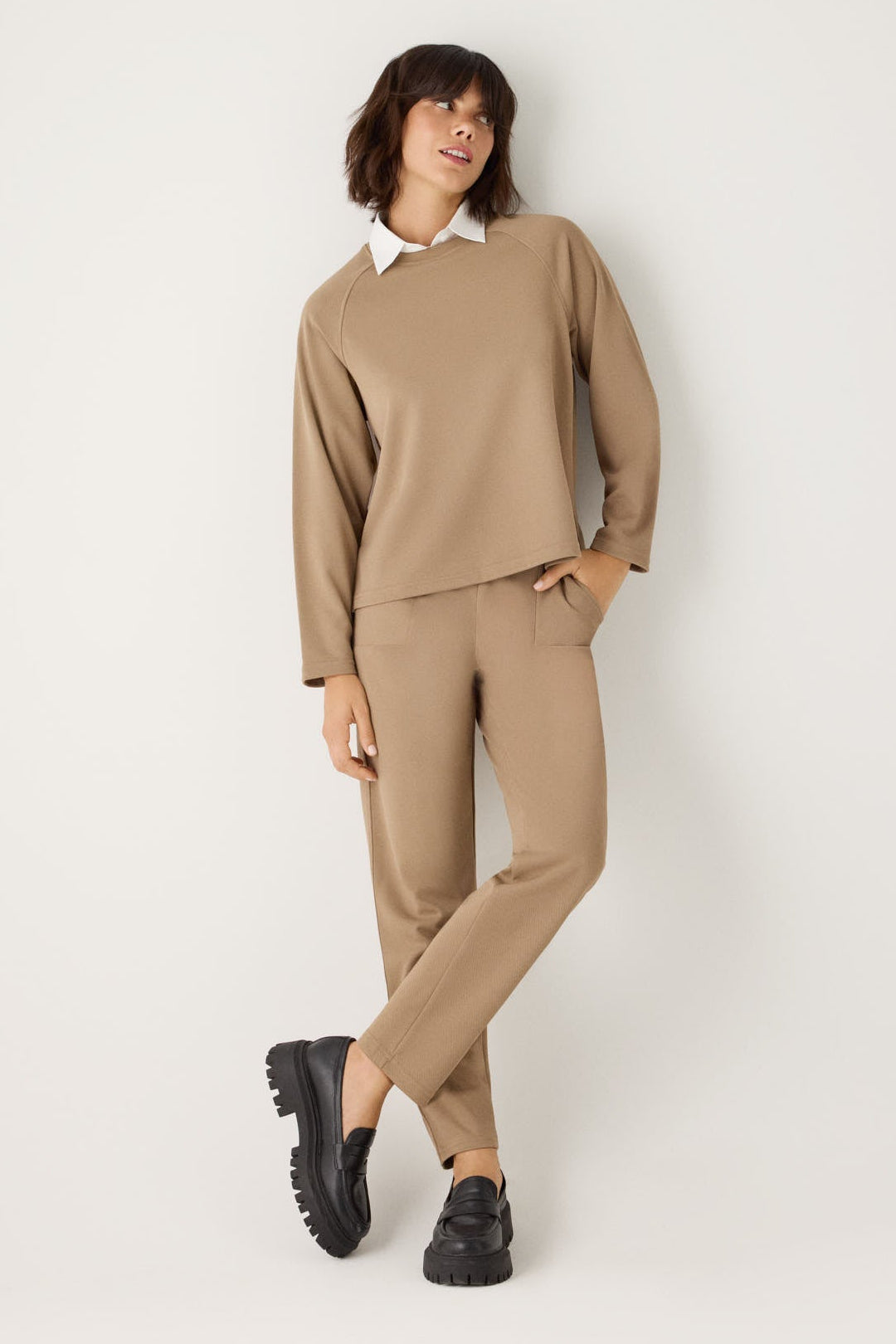 70750-khaki-medio-jersey-comodo-textura-pique-cuello-redondo-manga-raglan-camel