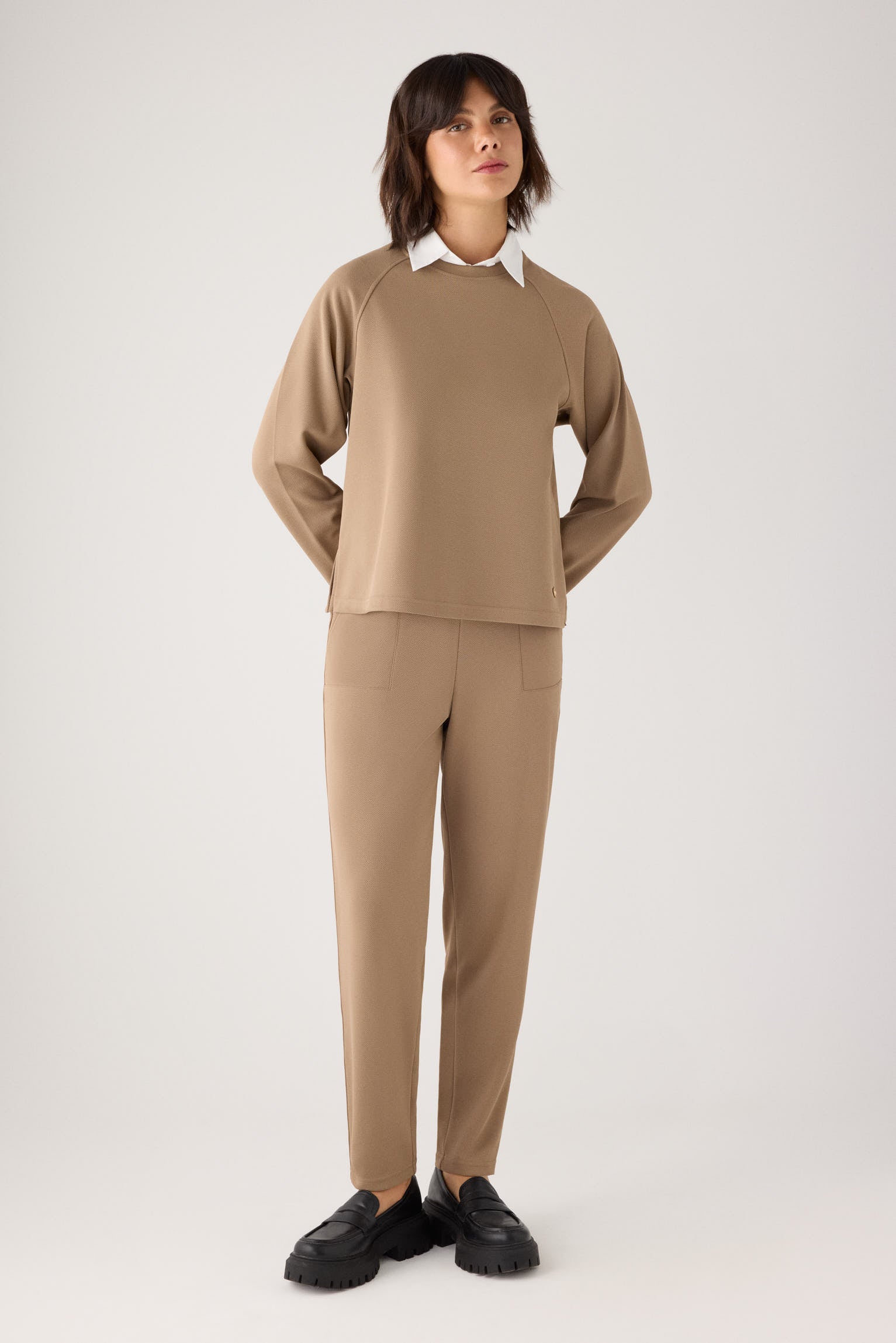 70752-khaki-medio-pantalones-comodos-slim-textura-pique-tiro-alto-camel