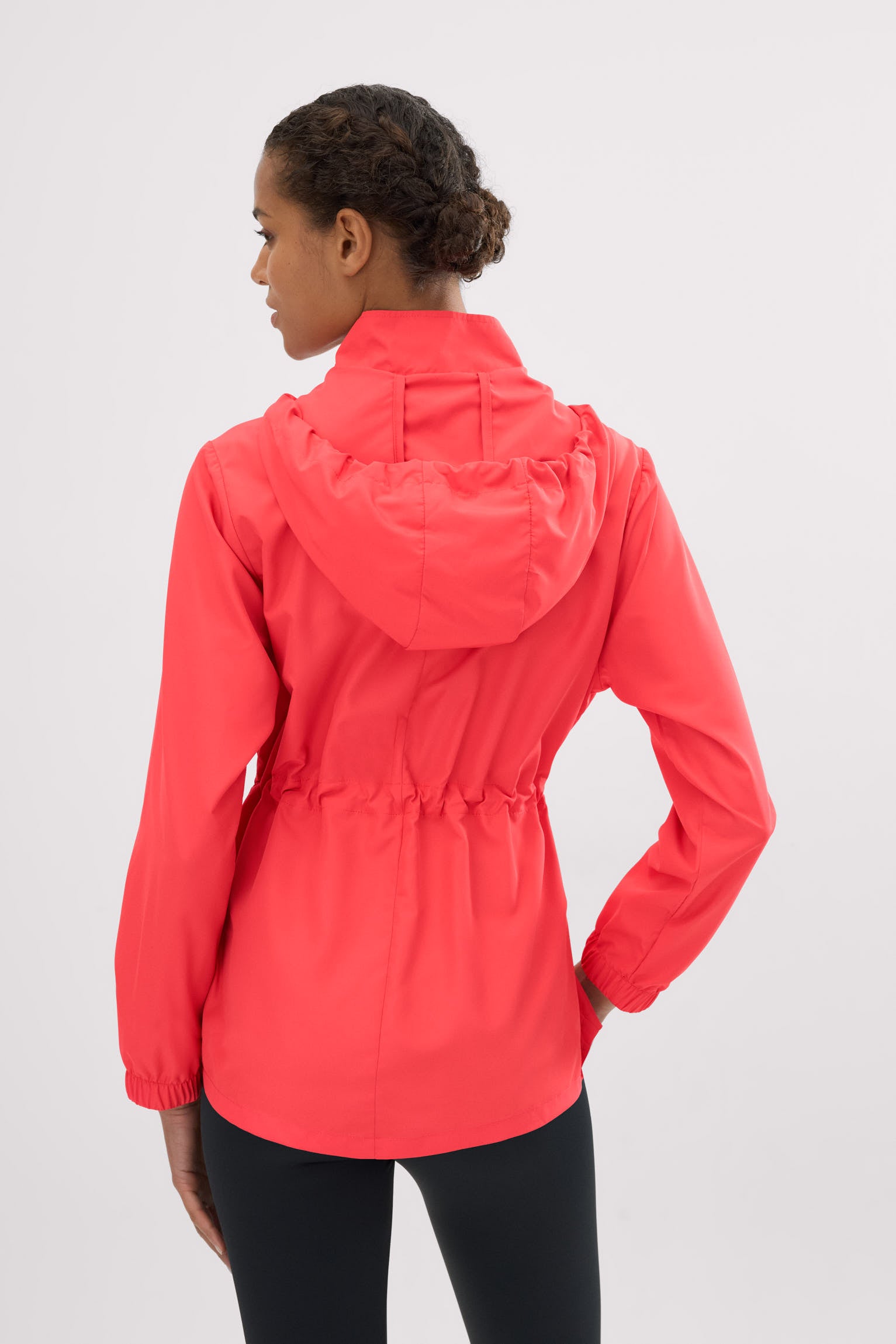 Chaqueta deportiva cortavientos con capucha y bolsillos coral - Ysabel Mora