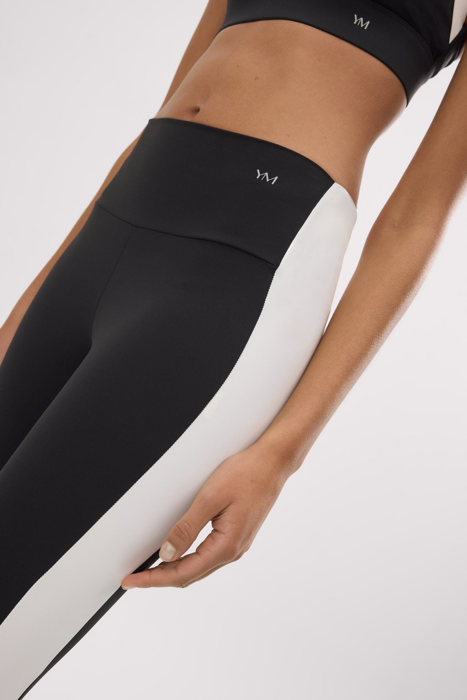 Leggings deportivos largos efecto push-up negros con franja en contraste - Ysabel Mora