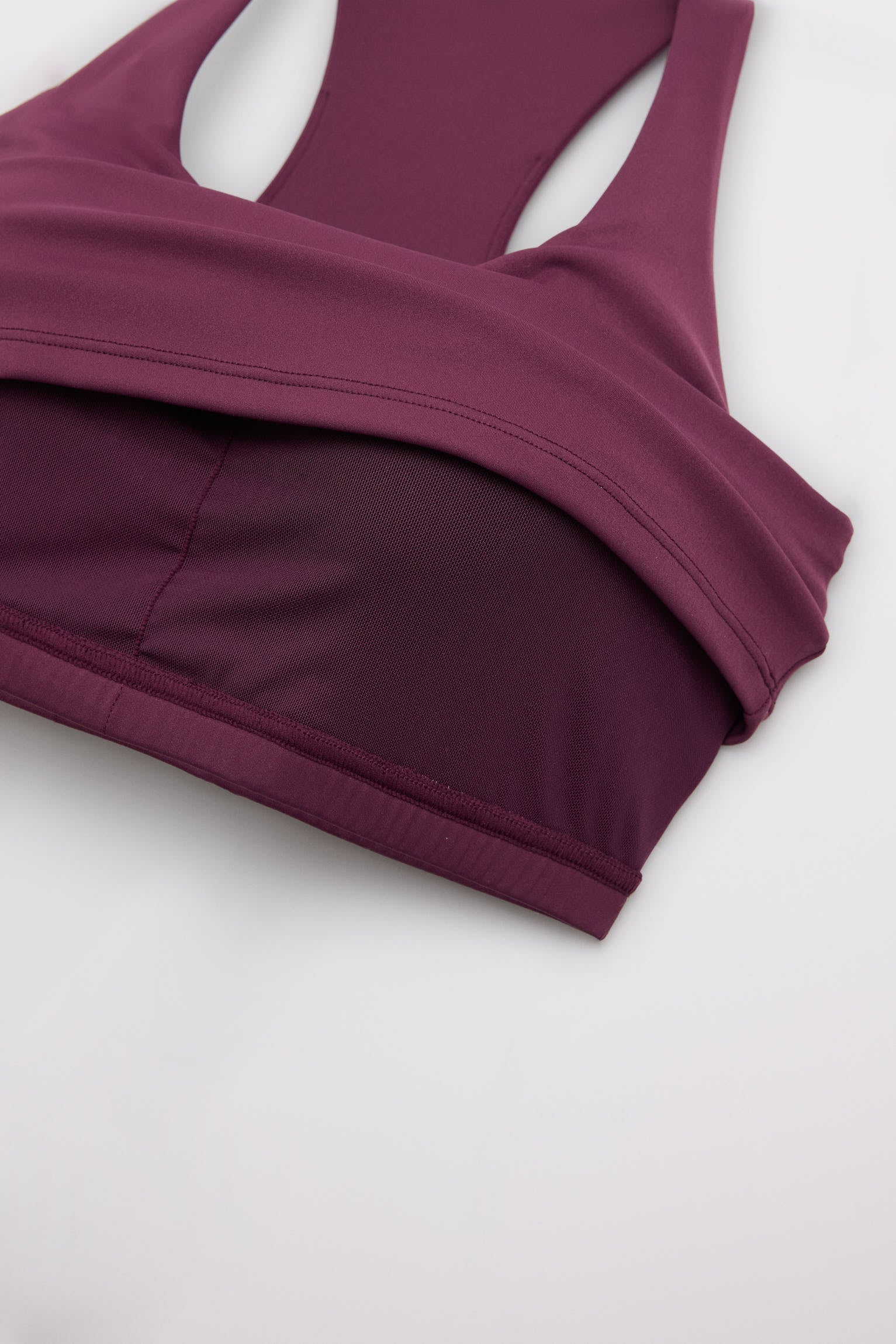camiseta deportiva con top interior gimnasio en granate cherry lacquer detalle tejido acabado relleno extraíble ajuste tipo segunda piel