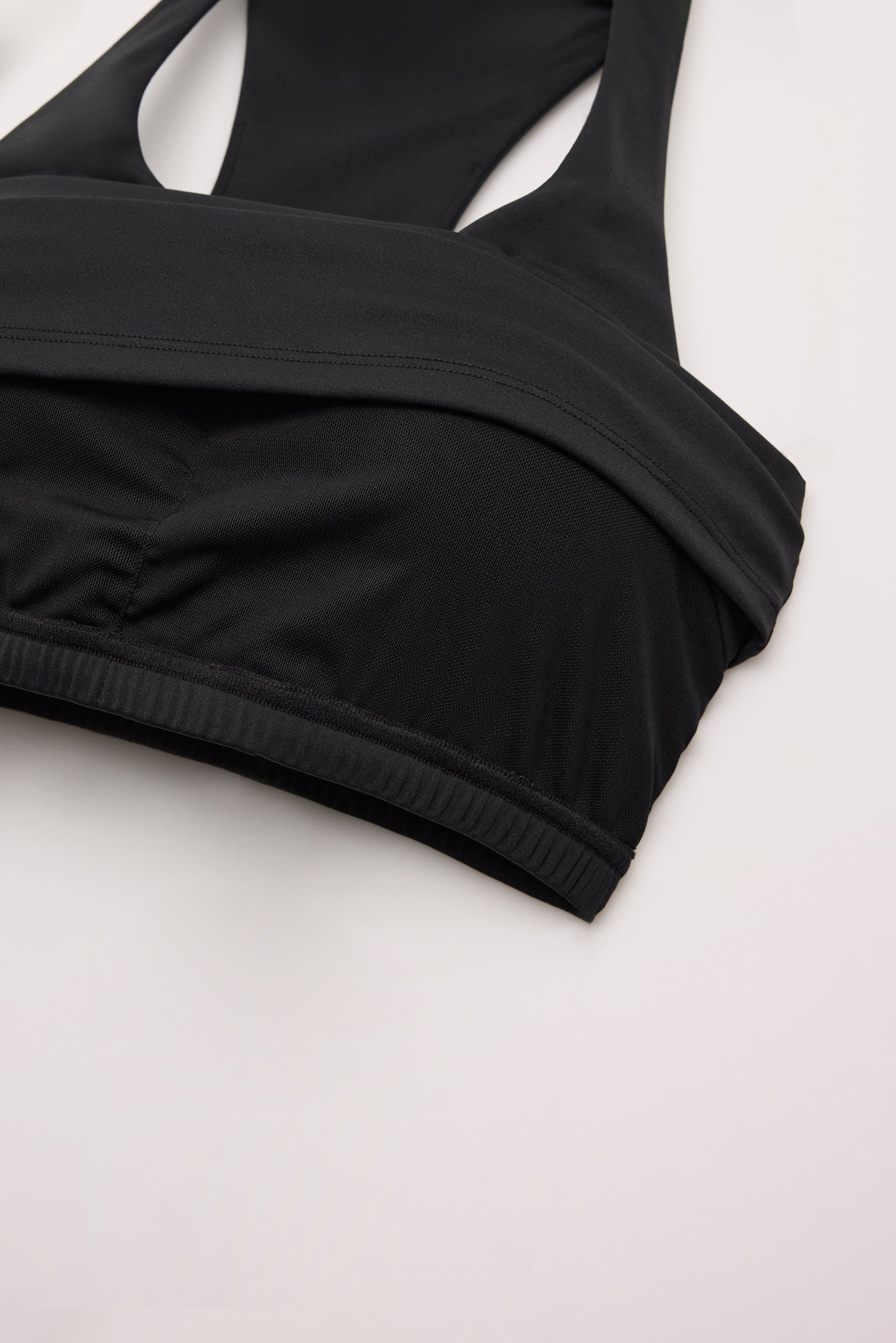camiseta deportiva con top interior gimnasio en negro detalle tejido acabado relleno extraíble ajuste tipo segunda piel