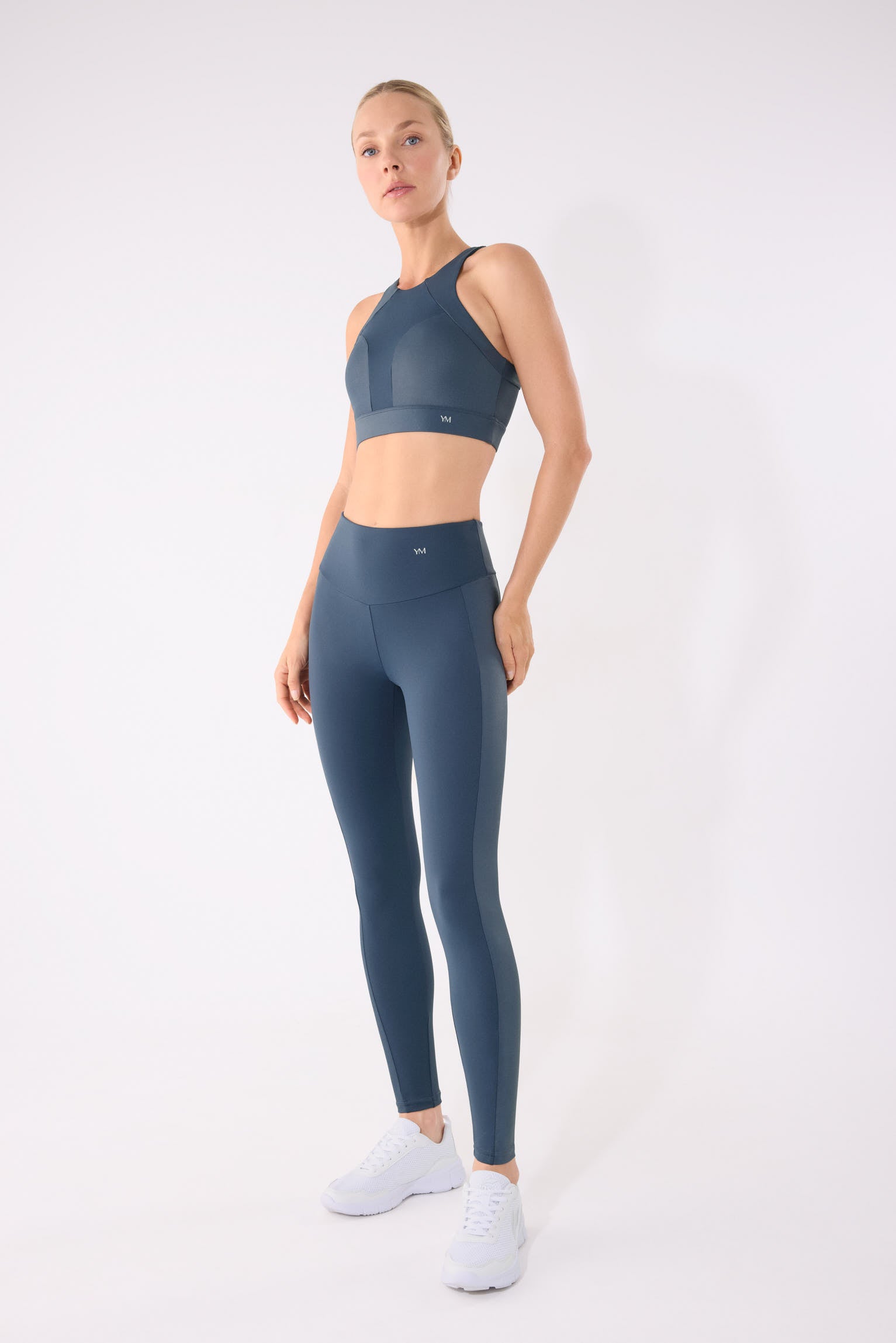 leggings deportivos pitillo con efecto metalizado gimnasio en azul noche detalle ajuste silueta tiro alto bolsillo interior