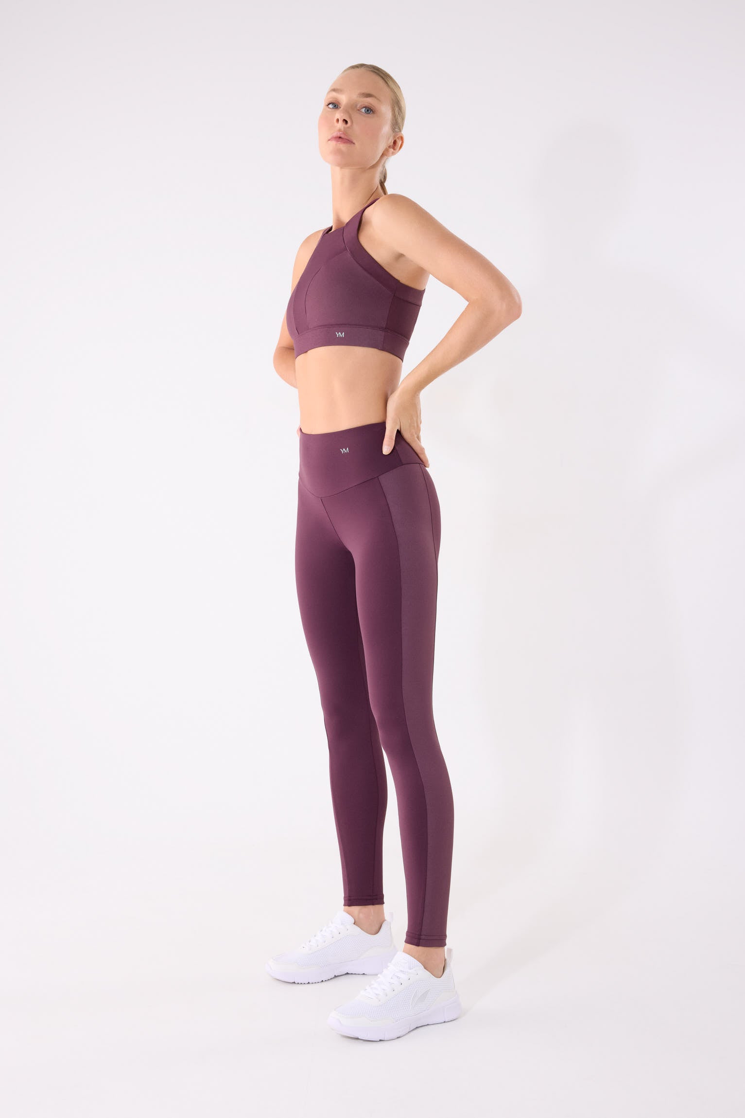 leggings deportivos pitillo con efecto metalizado gimnasio en granate cherry lacquer detalle ajuste silueta tiro alto bolsillo interior