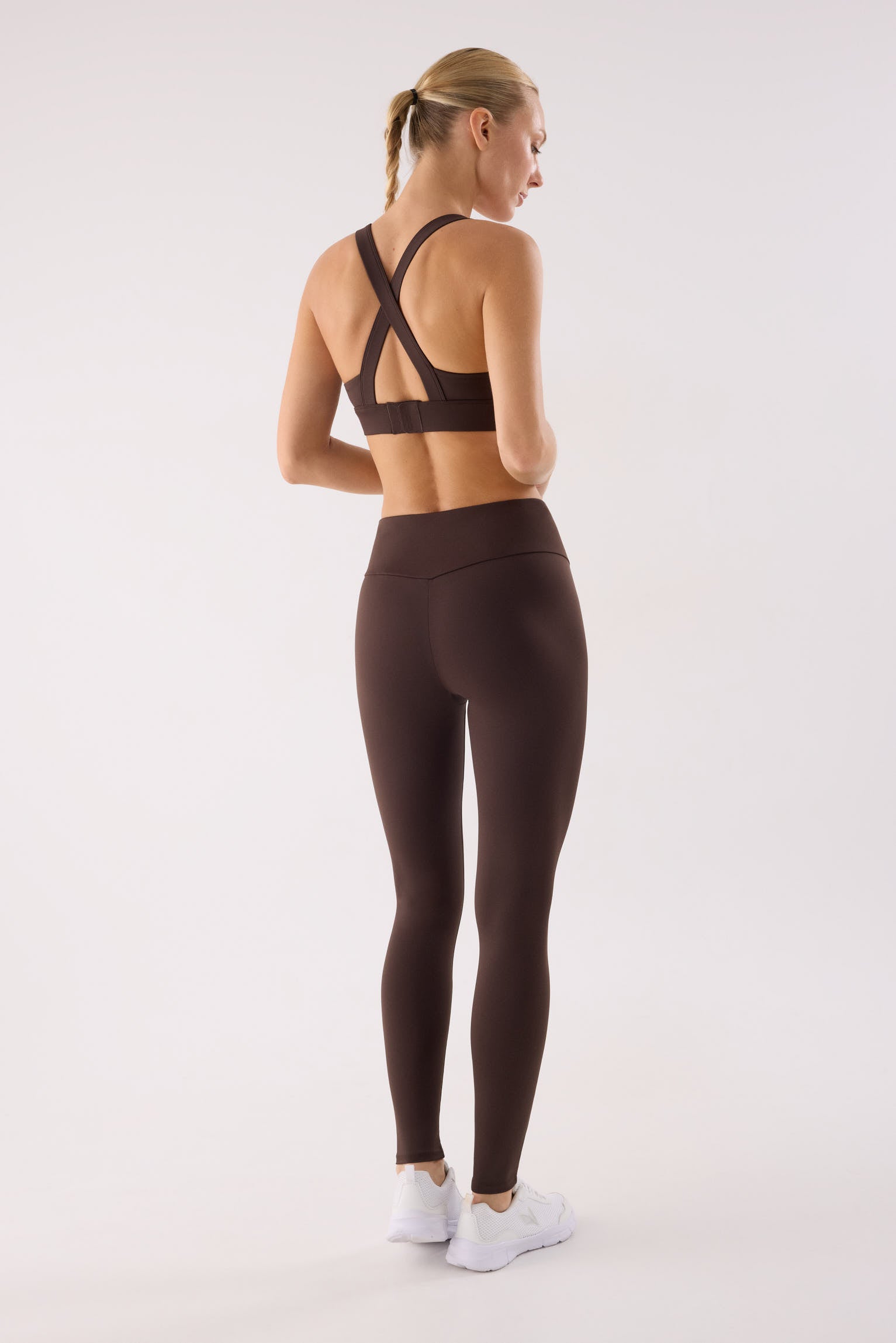 leggings deportivos gimnasio tiro alto gimnasio en marrón dark chocolate vista en movimiento para entrenamientos bolsillo interior ajuste elástico