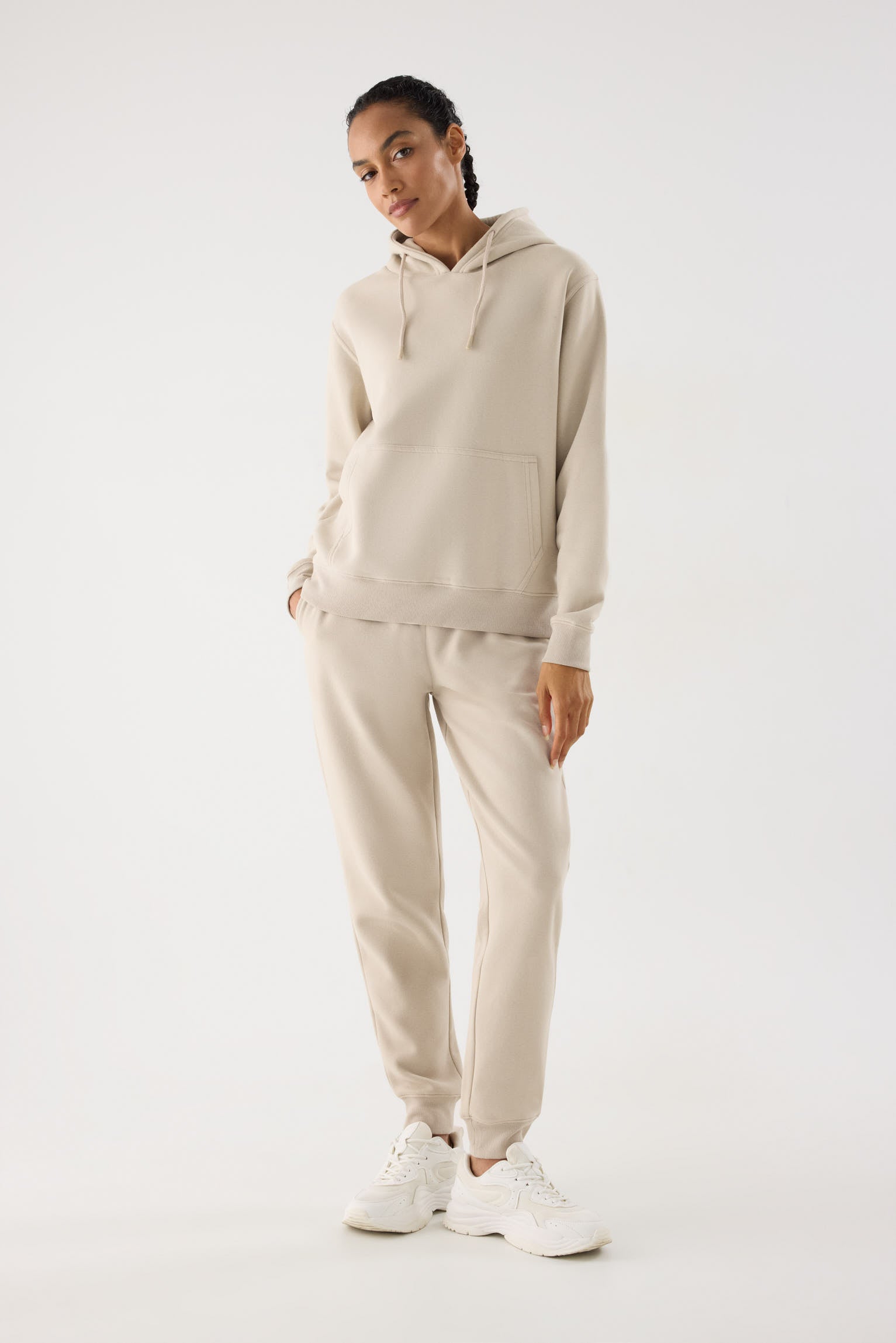 sudadera deportiva con capucha Slowloom en stone vista lateral del conjunto fitness estilo relajado para looks comfy