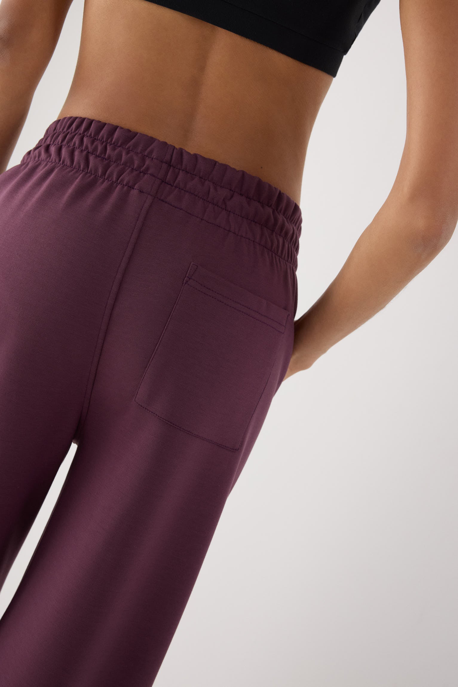 pantalón deportivo mujer Slowloom en granate cherry lacquer vista lateral del conjunto fitness tejido suave para conjunto comfy