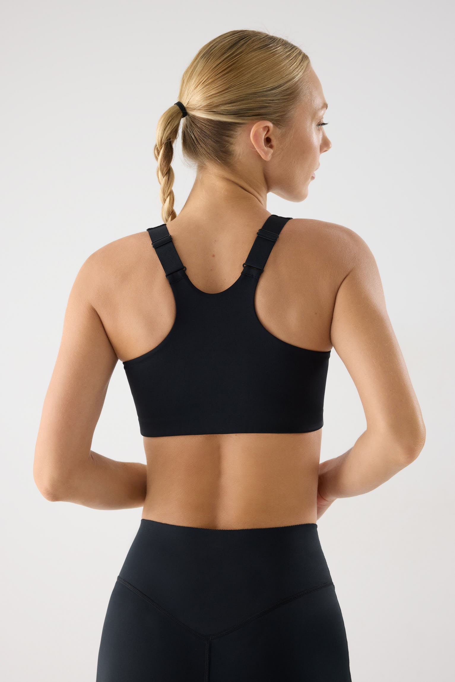 sujetador deportivo sujeción alta compressive en negro vista en movimiento para entrenamientos cremallera frontal relleno fijo transpirable tejido compresivo
