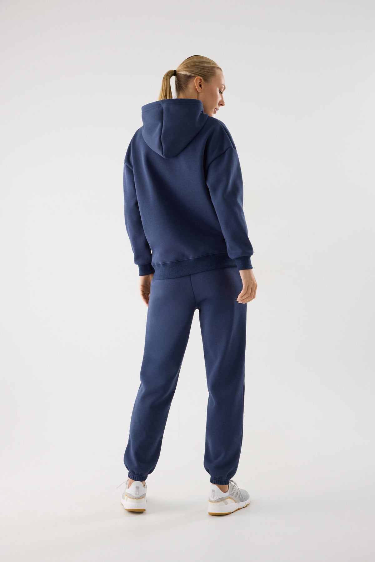 chándal deportivo mujer Slowloom en azul marino light blue vista en movimiento para entrenamientos tejido cálido family match