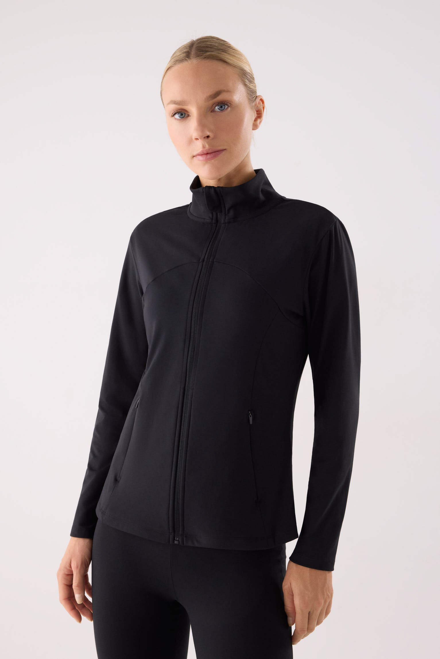 chaqueta deportiva elástica gimnasio en negro vista principal en look deportivo diseño fitness en color negro