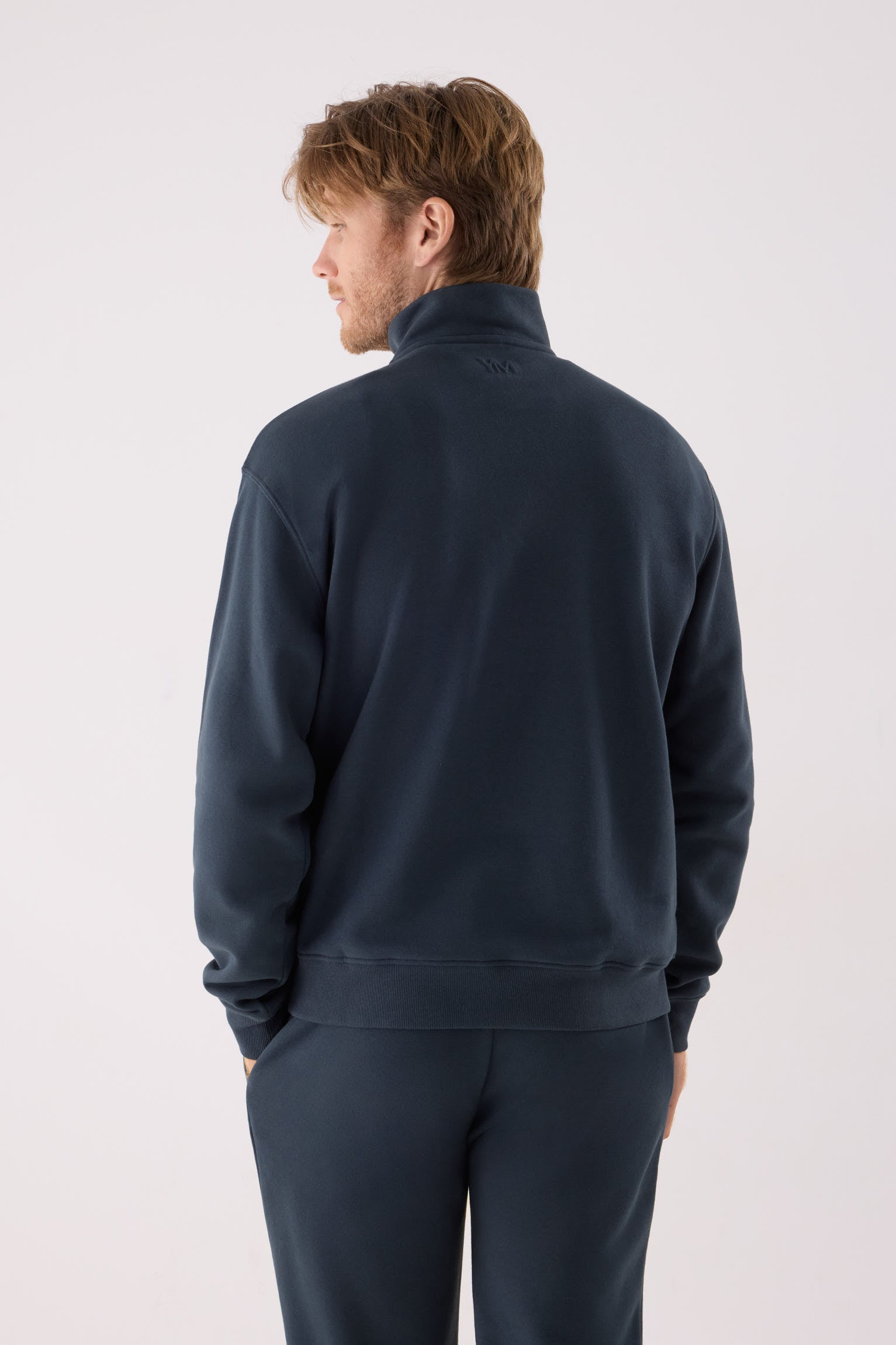 sudadera deportiva para hombre Slowloom en deep navy vista principal en look deportivo patrón relajado para looks comfy