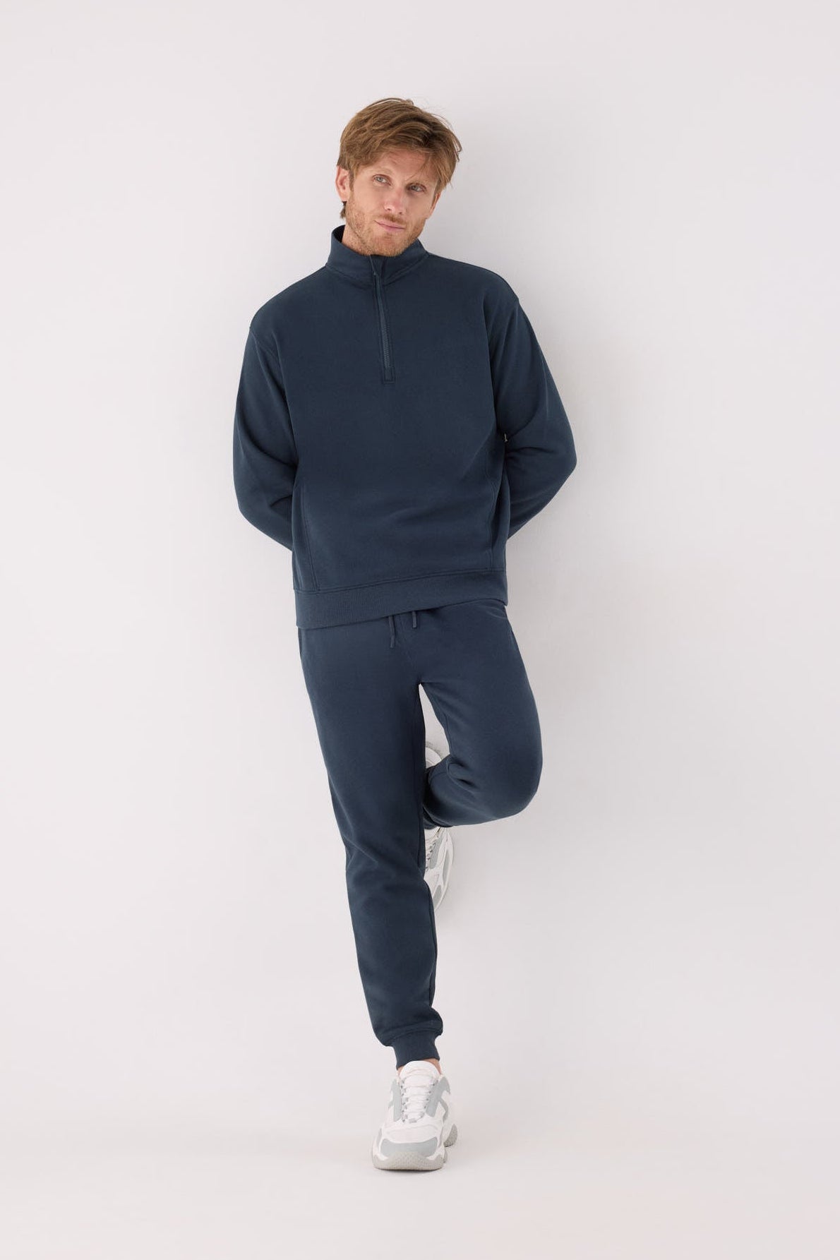 sudadera deportiva para hombre Slowloom en deep navy detalle tejido acabado patrón relajado para looks comfy