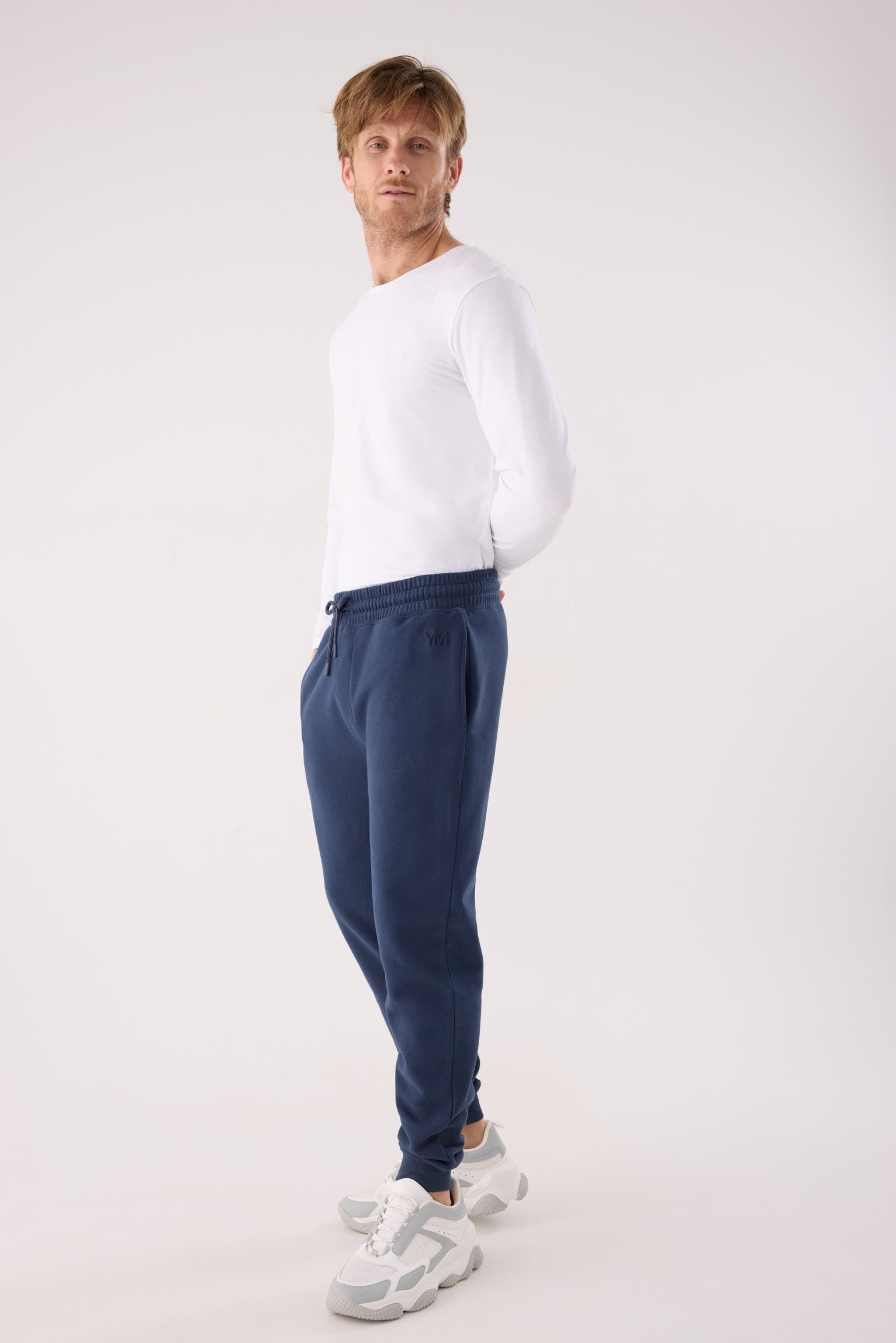 jogger deportivo para hombre Slowloom en deep navy detalle ajuste silueta corte cómodo para el día a día