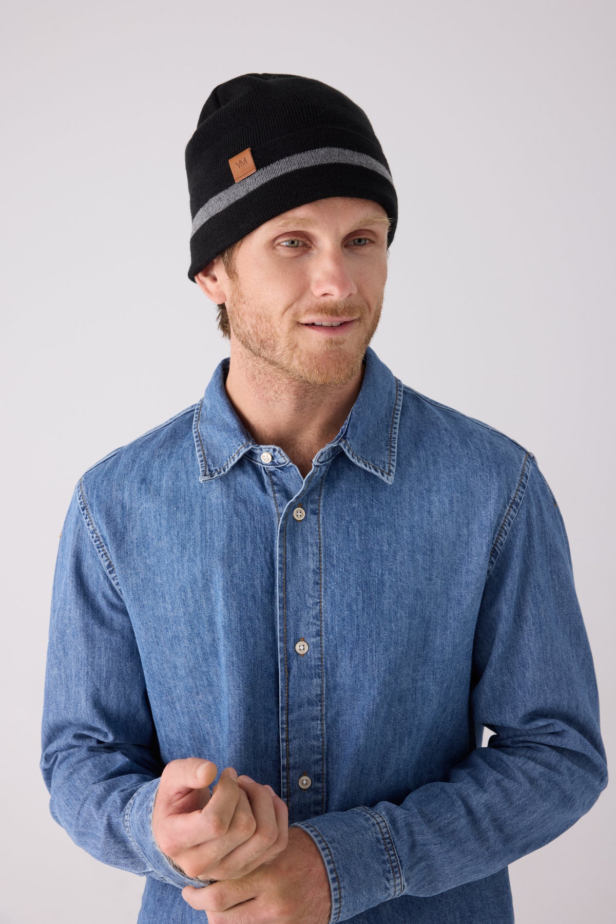 Gorro de punto para hombre con rayas y forro polar negro
