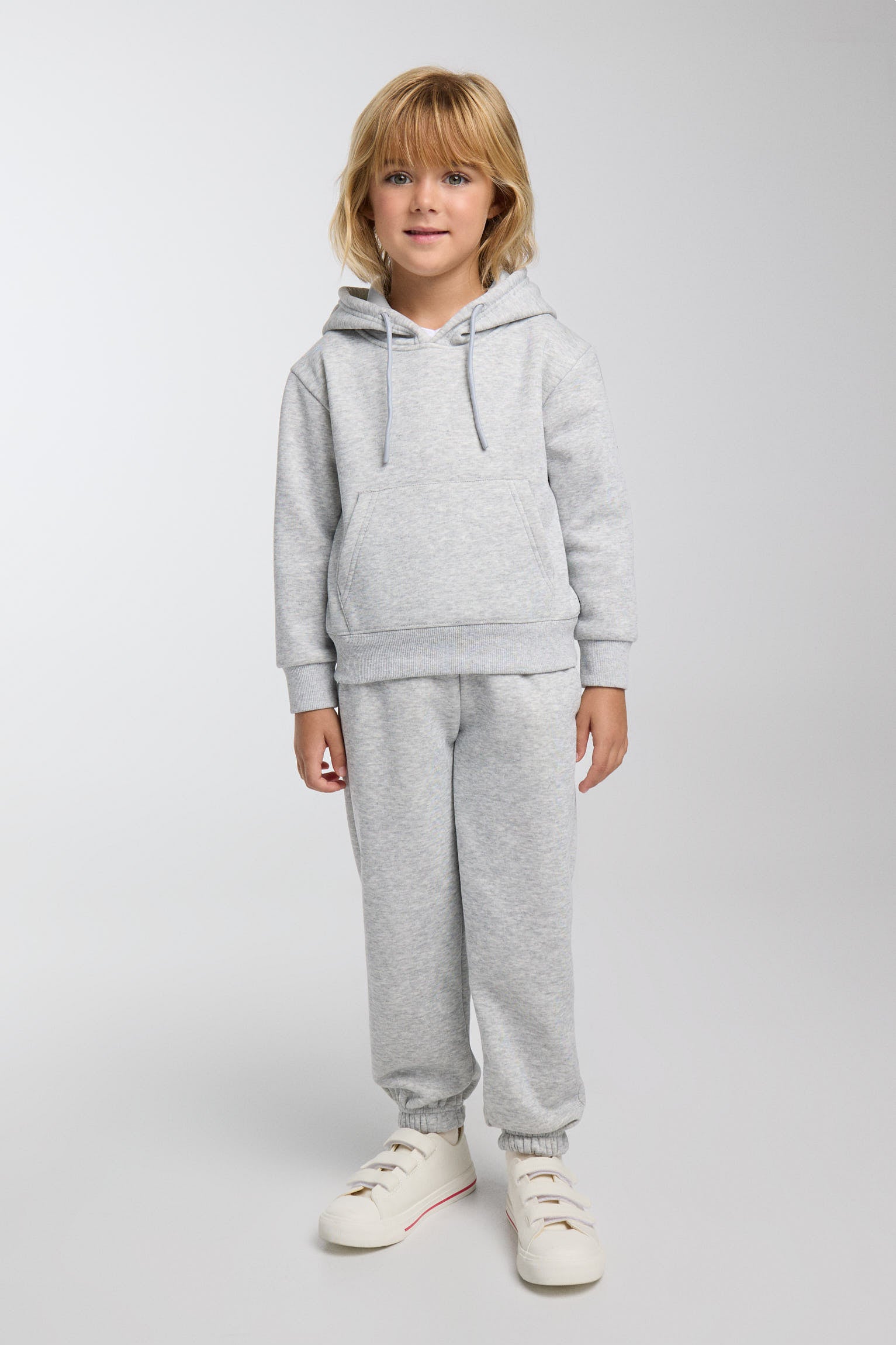 Chándal deportivo de niña afelpado con sudadera con capucha y pantalón jogger en color gris jaspeado