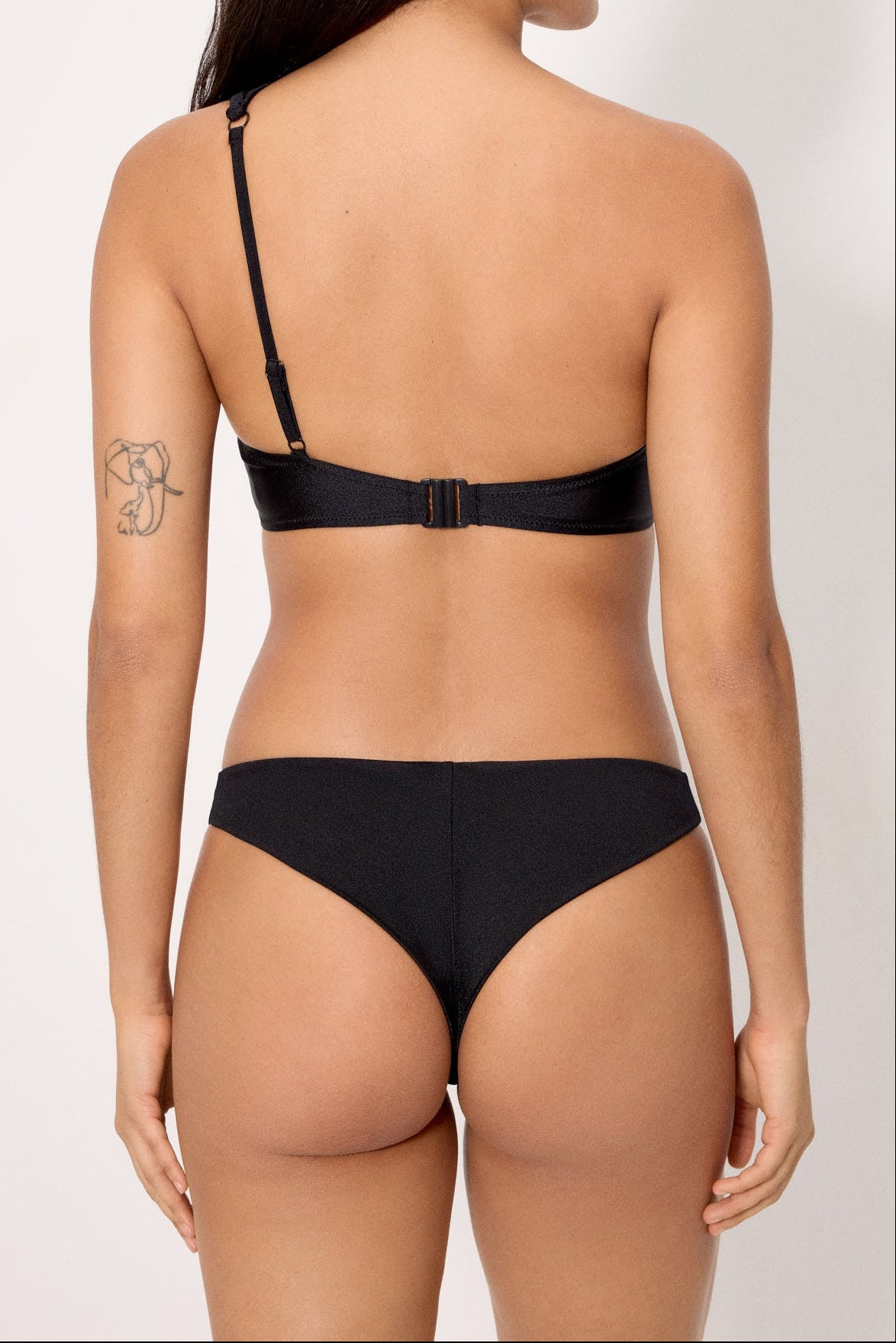 Braga bikini brasileña en V negro - Ysabel Mora