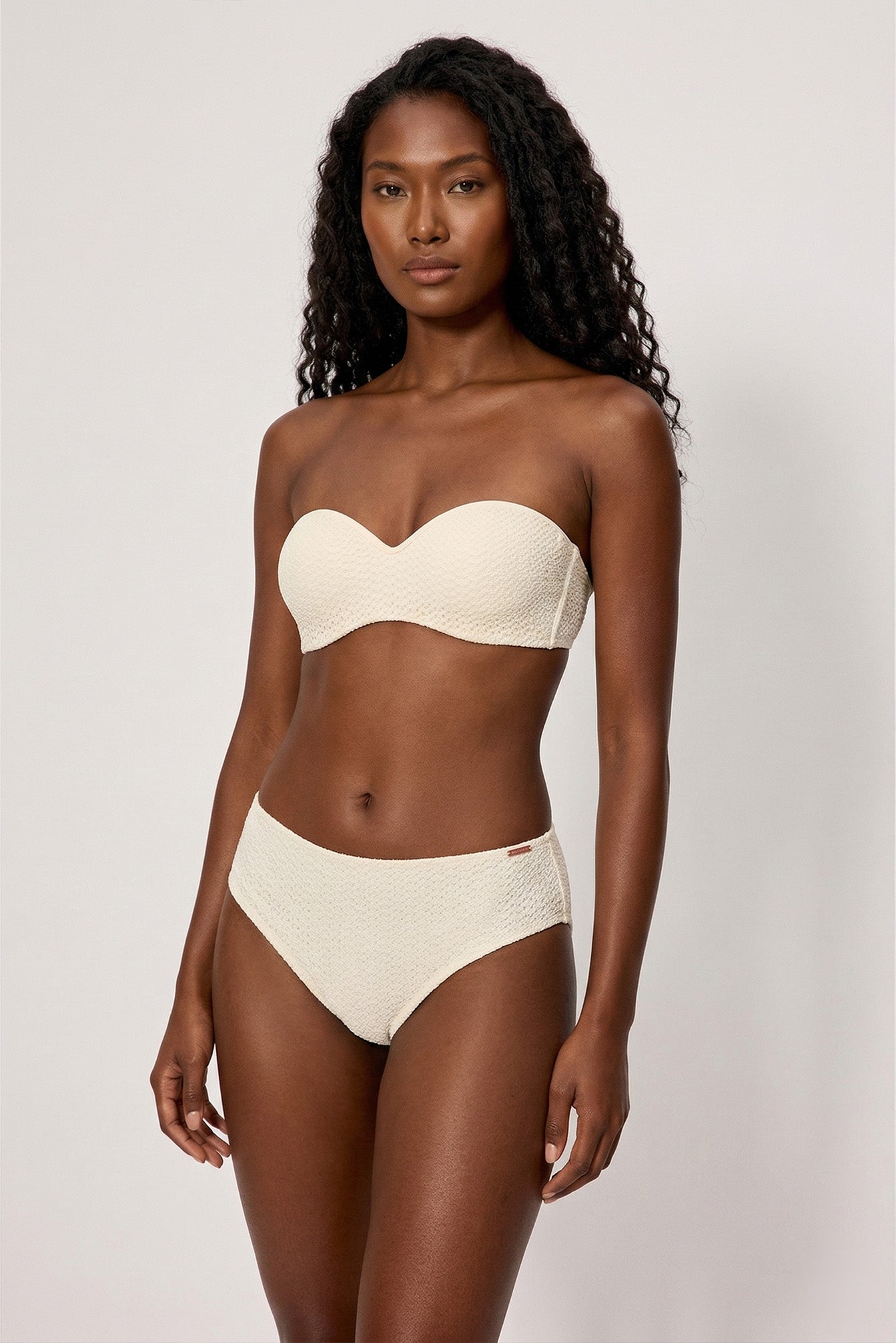 Culotte de bikini midi gainante ajourée ivoire en tissu doux