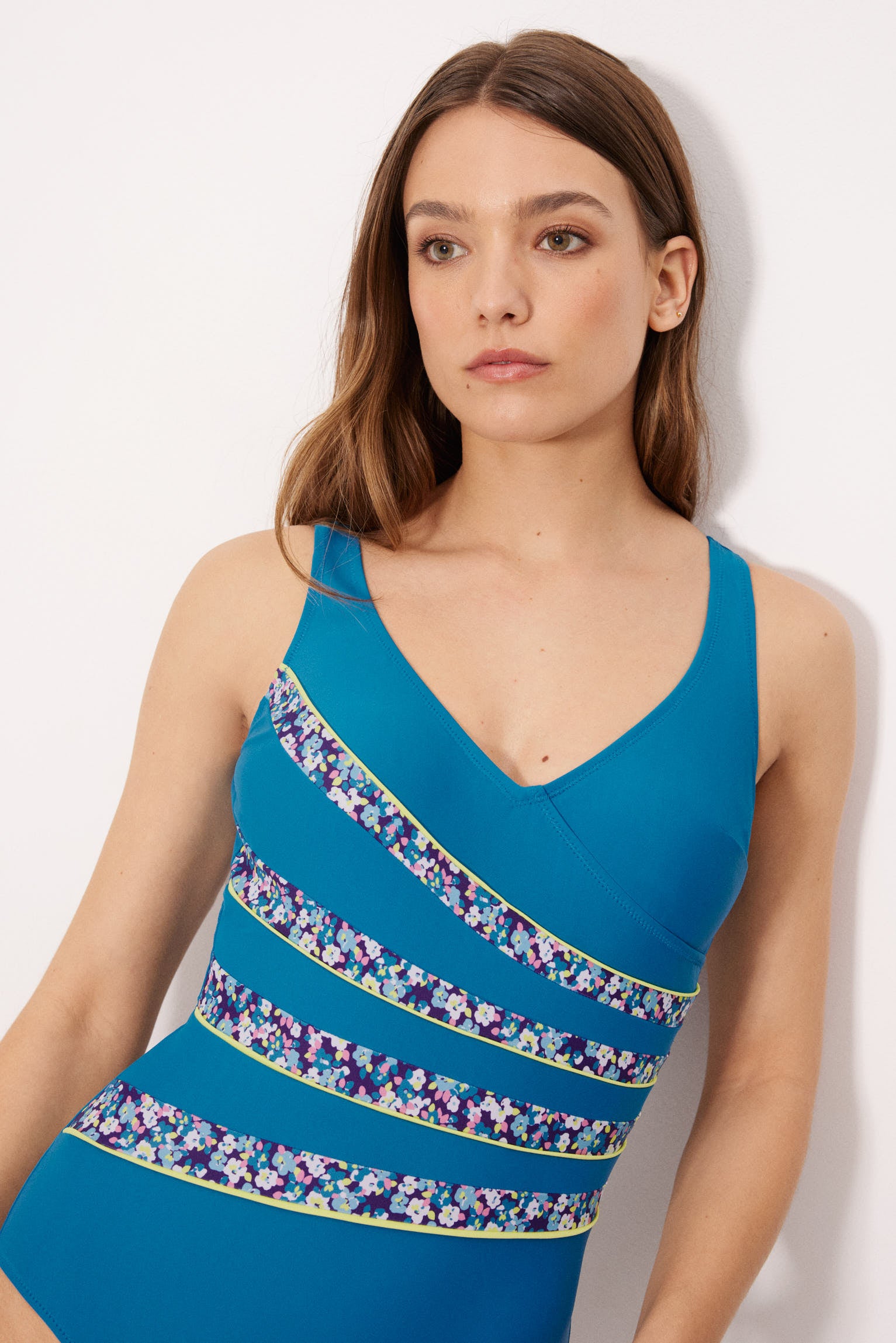 Maillot de bain amincissant à armatures, imprimé floral bleu, bonnet B