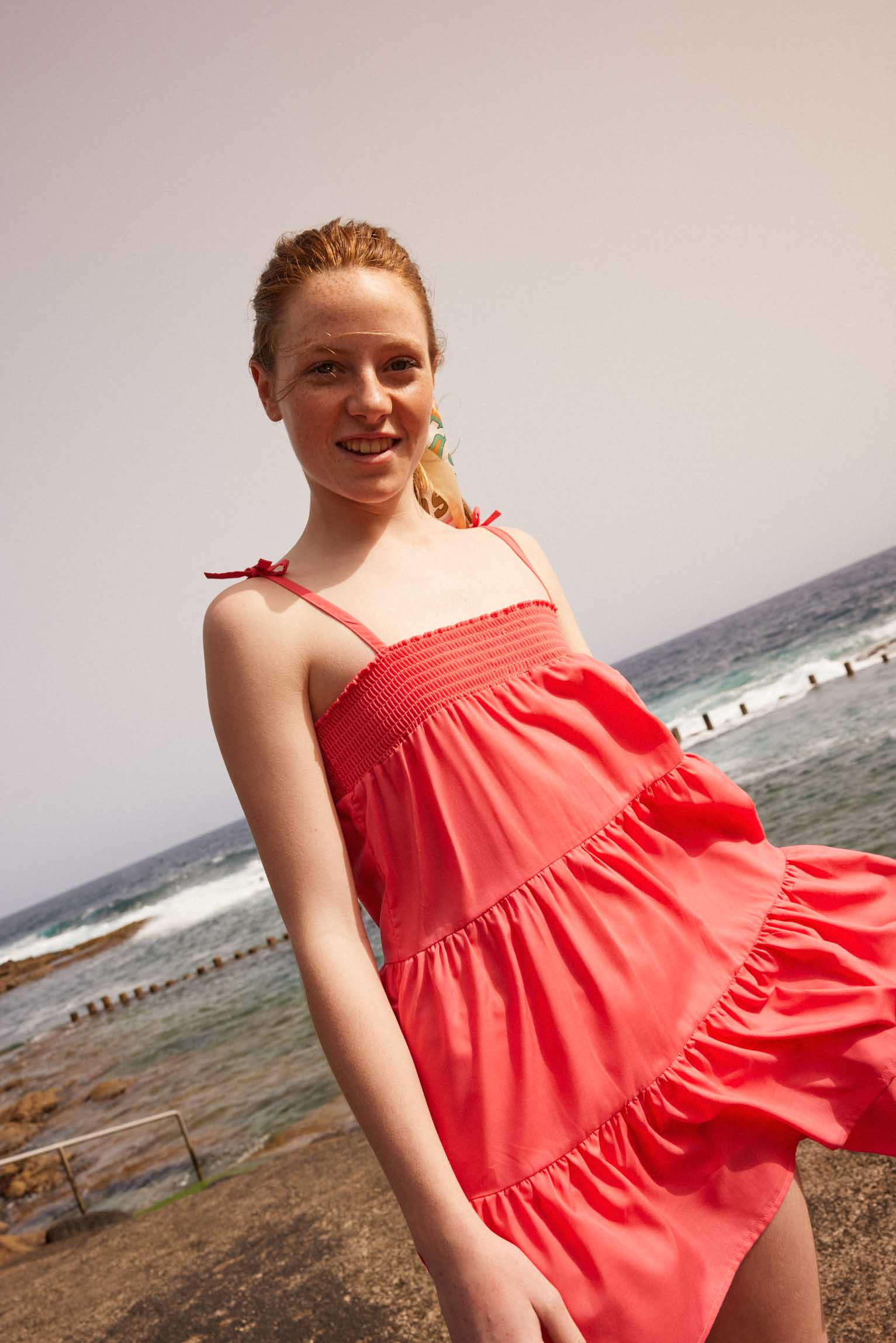 Robe de plage courte ado à bretelles nouées et volants