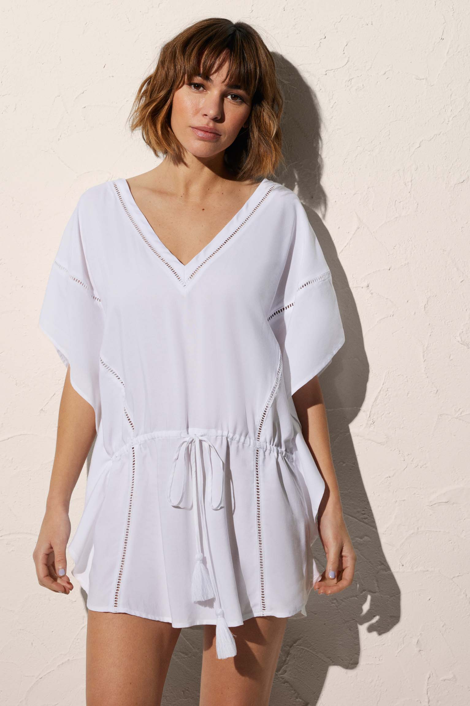 Caftan court blanc uni avec détail nœud et pompon